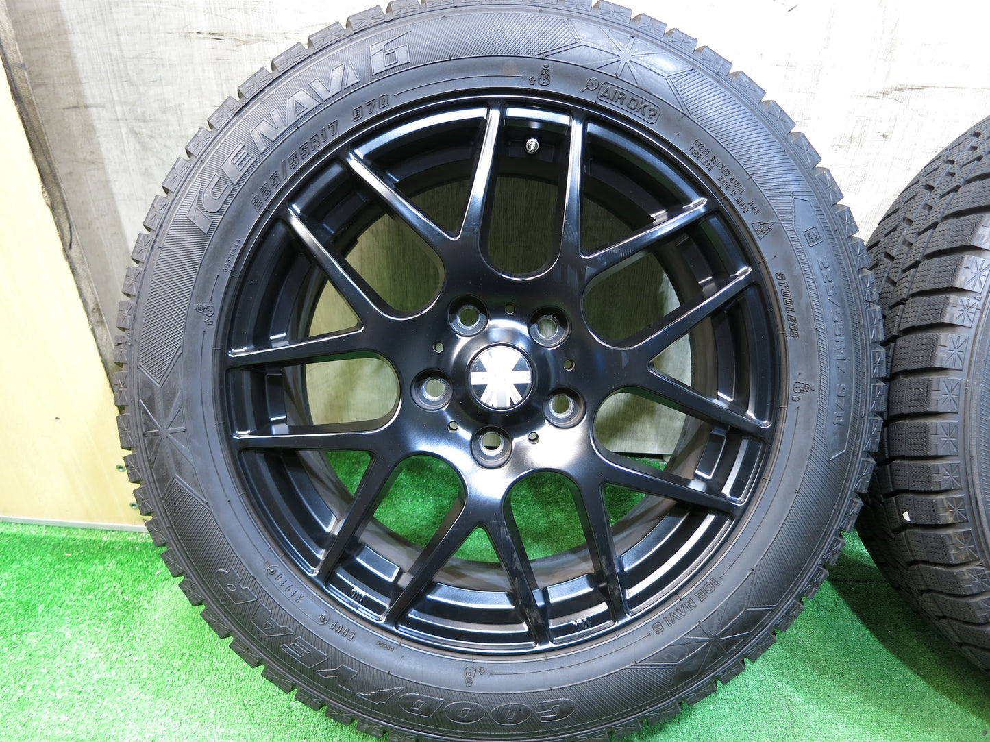 [送料無料]バリ溝！18年！キレイ！9.5分以上★ミニ 等 225/55R17 スタッドレス グッドイヤー アイスナビ6 社外 アルミ ホイール 17インチ PCD120/5H★2101802Hス