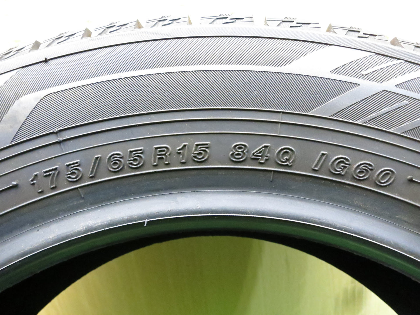 [送料無料]バリ溝！21年！ほぼ10分★スタッドレス 175/65R15 ヨコハマ アイスガード iG60 タイヤ 15インチ アクア ヴィッツ フィット 等★2121609Hスタ