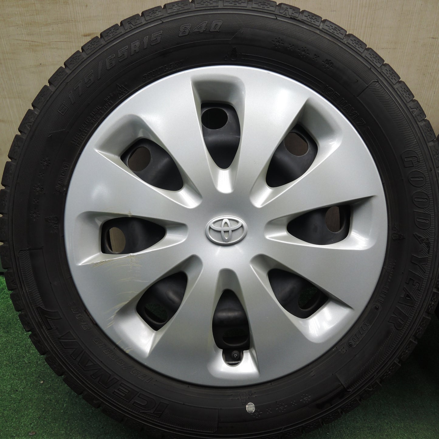 *送料無料* バリ溝！20年！キレイ！9分★トヨタ アクア 純正 スチール 175/65R15 スタッドレス グッドイヤー アイスナビ7 15インチ PCD100/4H★4022506HAス