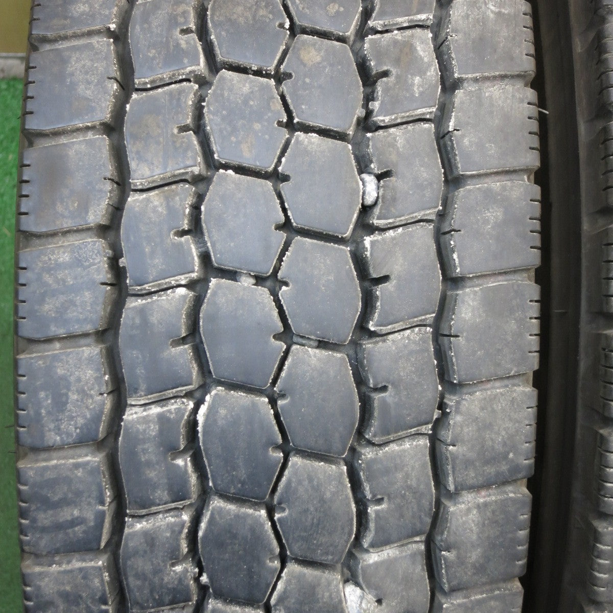 送料無料* バリ溝！23年！9.5分☆トラック タイヤ 225/80R17.5 123