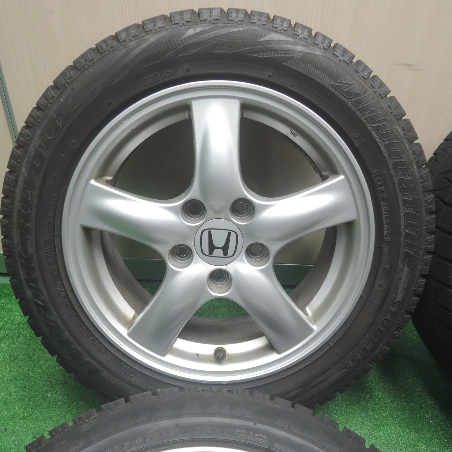 [送料無料]バリ溝！8.5分★ホンダ アコードワゴン 純正 205/55R16 スタッドレス ブリヂストン ブリザック REVO GZ 16インチ PCD114.3/5H★3090802SYス