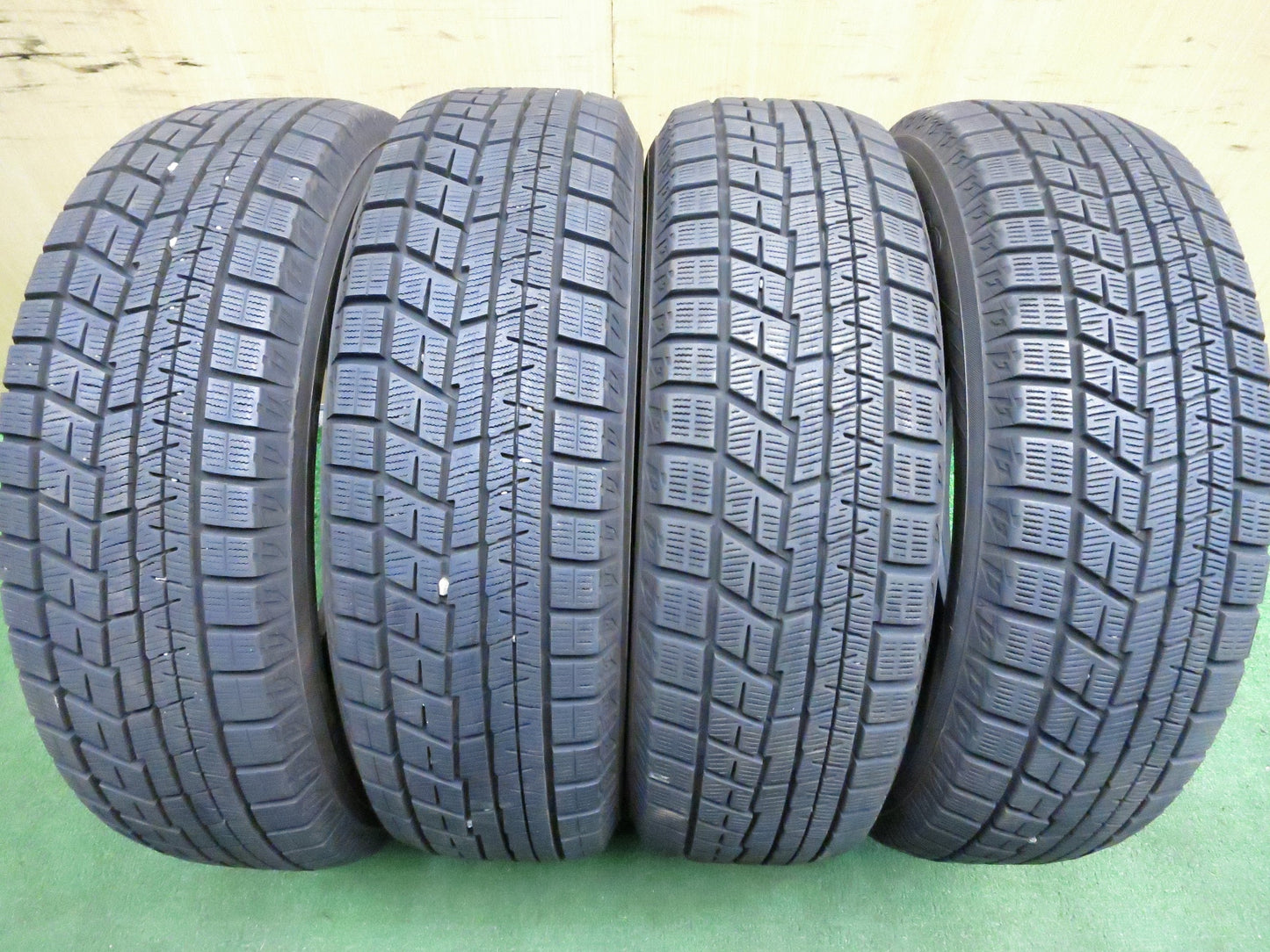 [送料無料]バリ溝！ほぼ10分★スタッドレス 185/65R15 ヨコハマ アイスガード iG60 タイヤ 15インチ アクア ノート bB フリード 等★3013004Hスタ