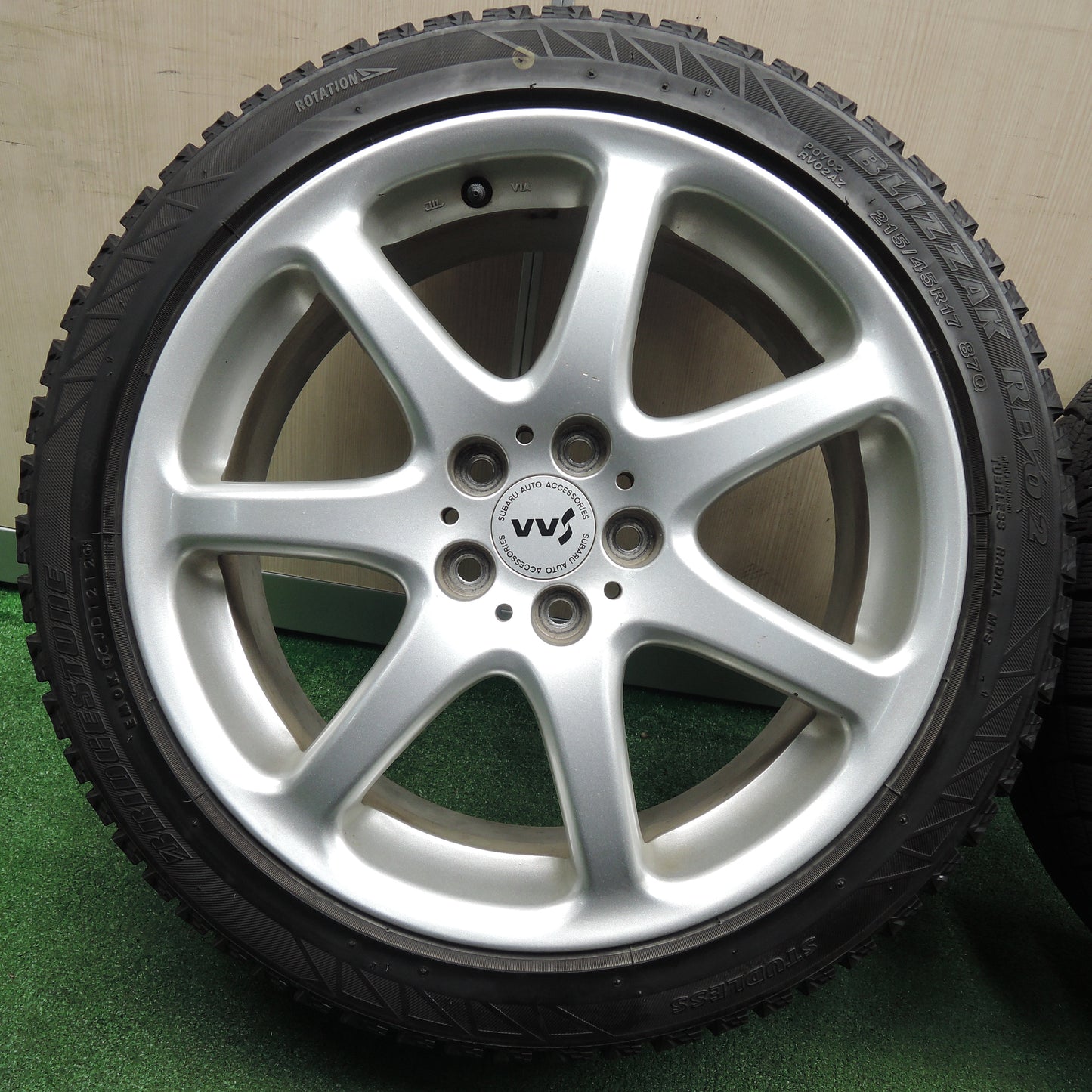 *送料無料*バリ溝！キレイ！8.5分★スバル レガシィ 純正 OP SAA 215/45R17 スタッドレス ブリヂストン ブリザック REVO2 17インチ PCD100/5H★3121201NJス