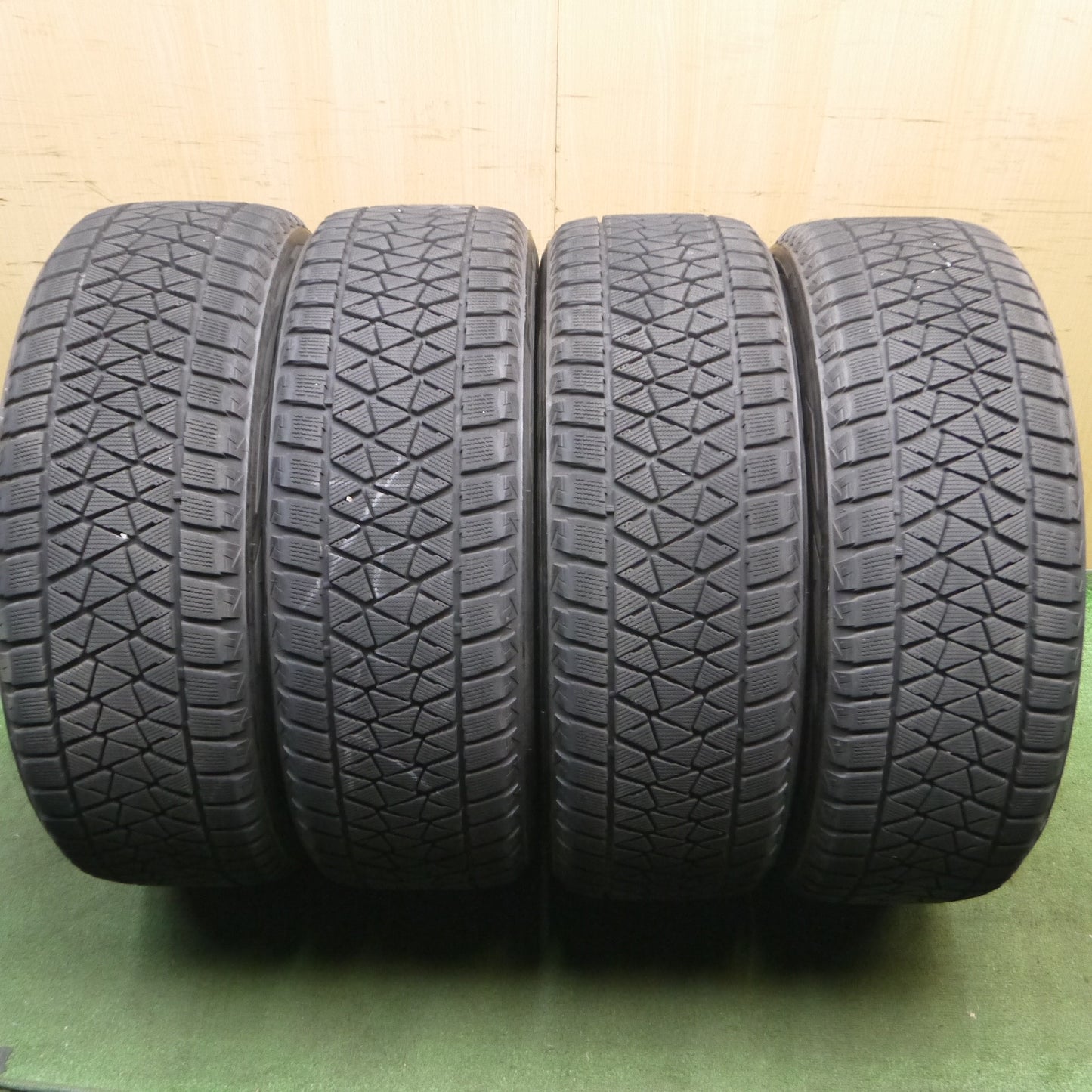 *送料無料*キレイ★スタッドレス 235/55R20 ブリヂストン ブリザック DM-V2 LF SPORT LFスポーツ 20インチ PCD114.3/5H★4011011KKス