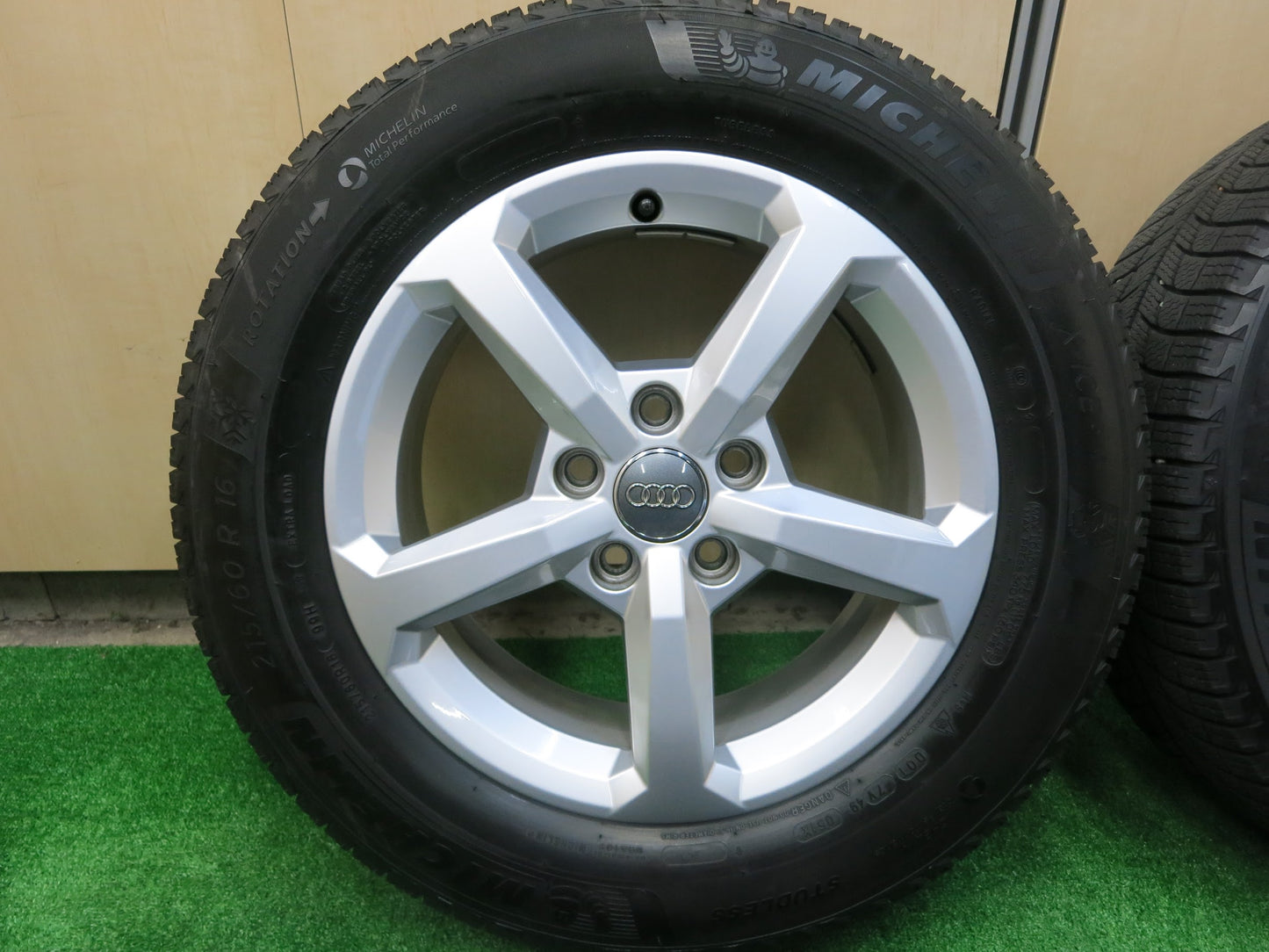 [送料無料]美品！18年★アウディ Q2 純正 215/60R16 スタッドレス ミシュラン X-ICE3+ 16インチ PCD112/5H★2110802ヒス