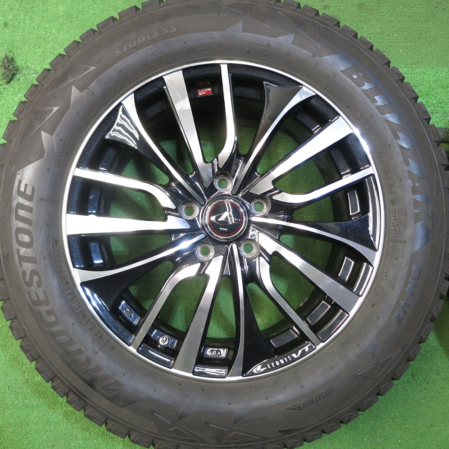 [送料無料]バリ溝！キレイ！8.5分★LEONIS VT weds スタッドレス 225/65R17 ブリヂストン ブリザック DM-V2 レオニス 17インチ PCD114.3/5H★3061213Hス