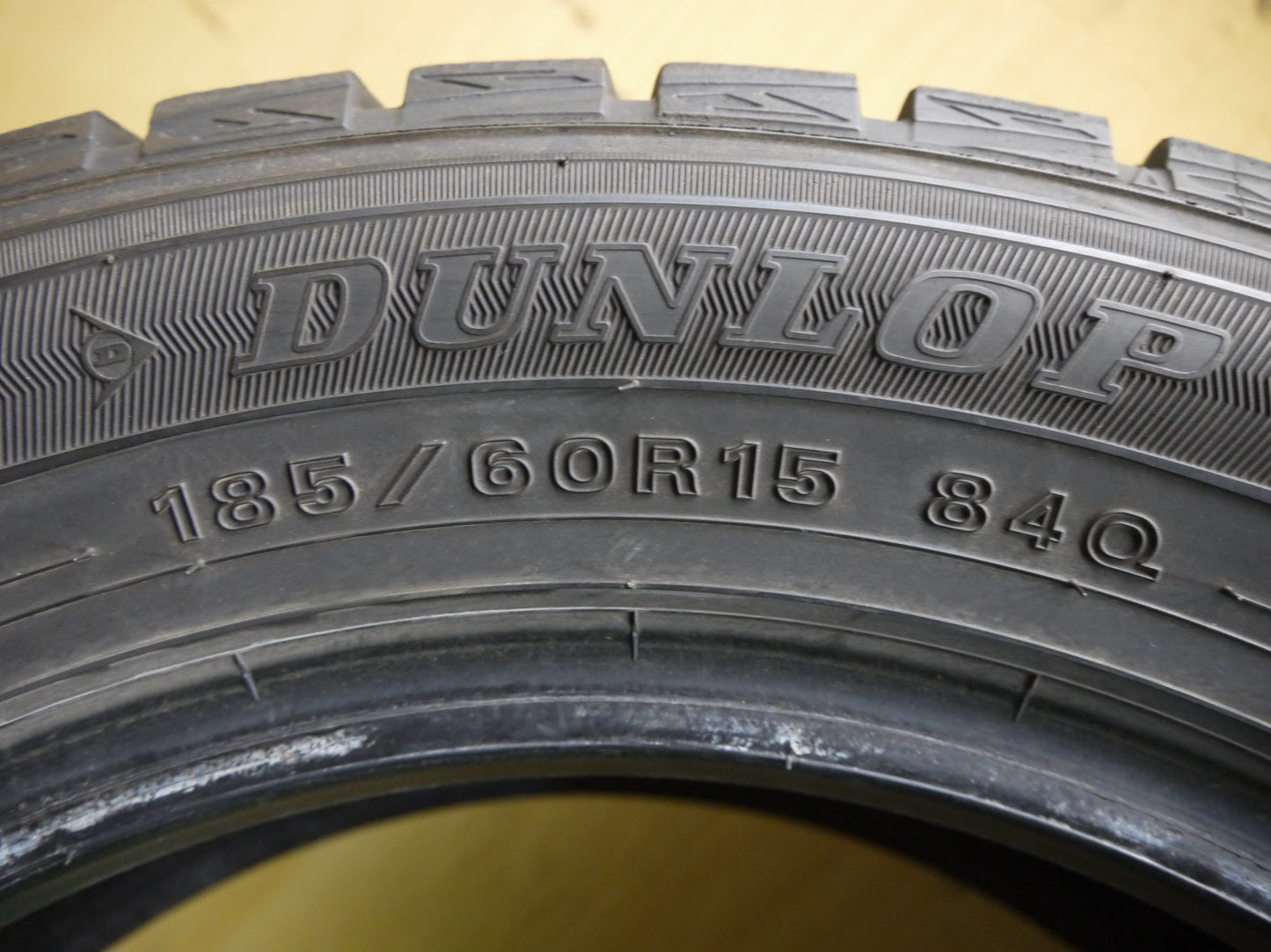 [送料無料]バリ溝！18年！9分★スタッドレス 185/60R15 ダンロップ ウインターマックス WM01 タイヤ 15インチ シエンタ アリオン プレミオ 等★2070213ヤスタ