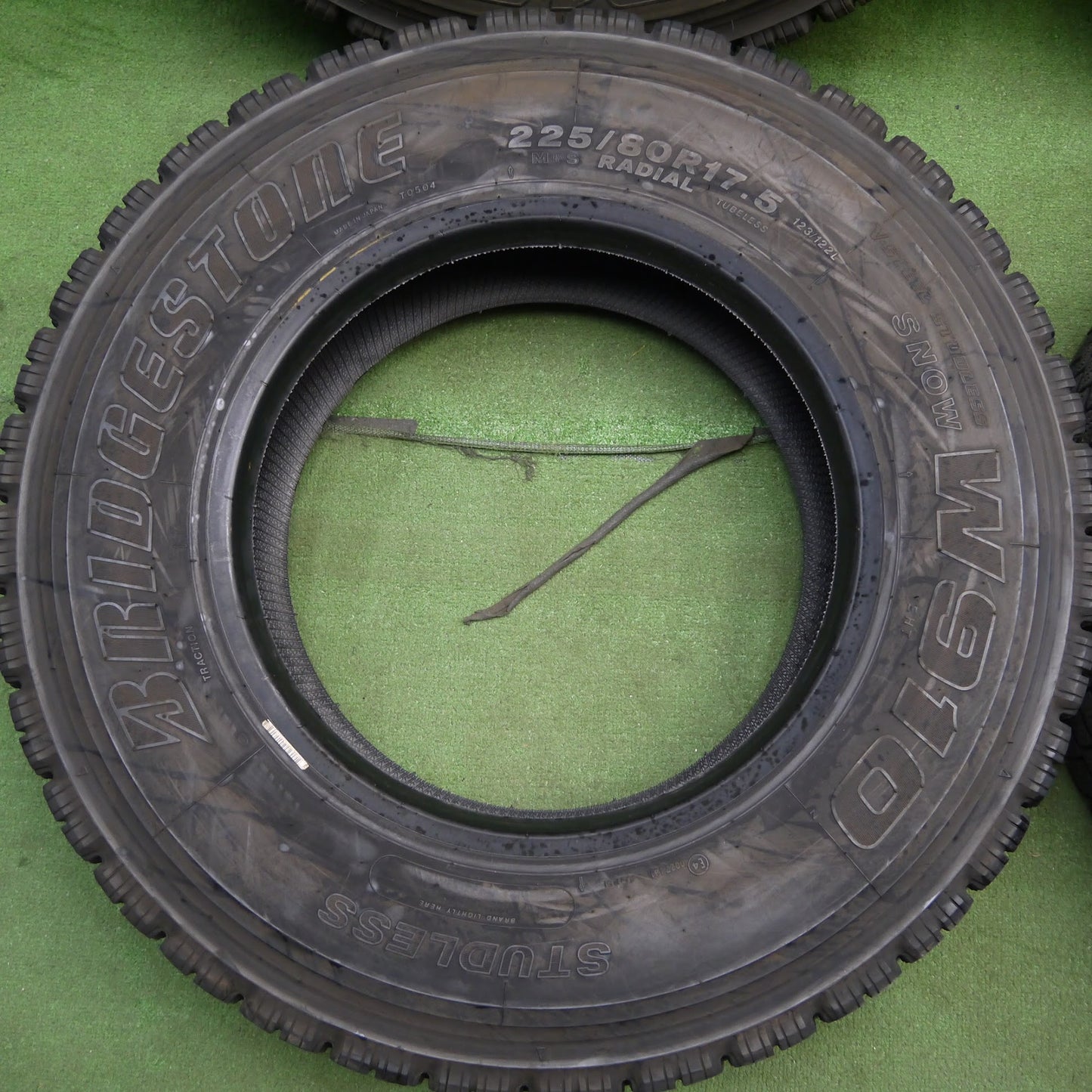 [送料無料]バリ溝！22年！8.5分★トラック タイヤ 225/80R17.5 123/122L スタッドレス ブリヂストン W910 17.5インチ★3040401クスタ
