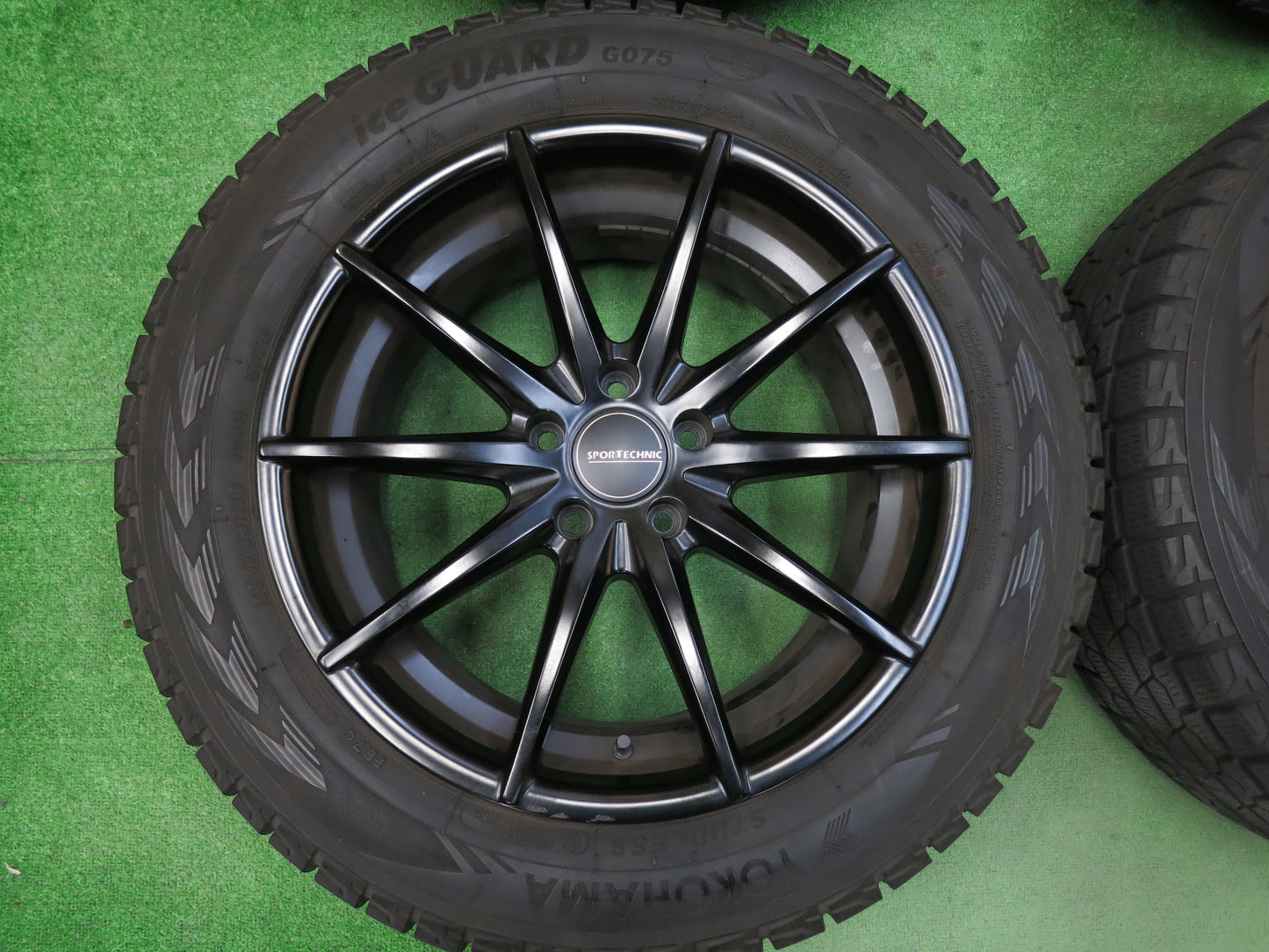[送料無料]バリ溝！キレイ！9.5分★アウディ 等 SPORT TECHNIC 235/55R18 スタッドレス ヨコハマ アイスガード G075 スポーツテクニック PCD112/5H★3031106ヒス