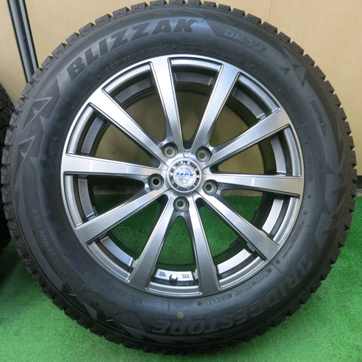 [送料無料]バリ溝！キレイ！9.5分★スタッドレス 225/65R17 ブリヂストン ブリザック DM-V2 ZACK JP-110 MONZA ザック 17インチ PCD114.3/5H★3061303イス