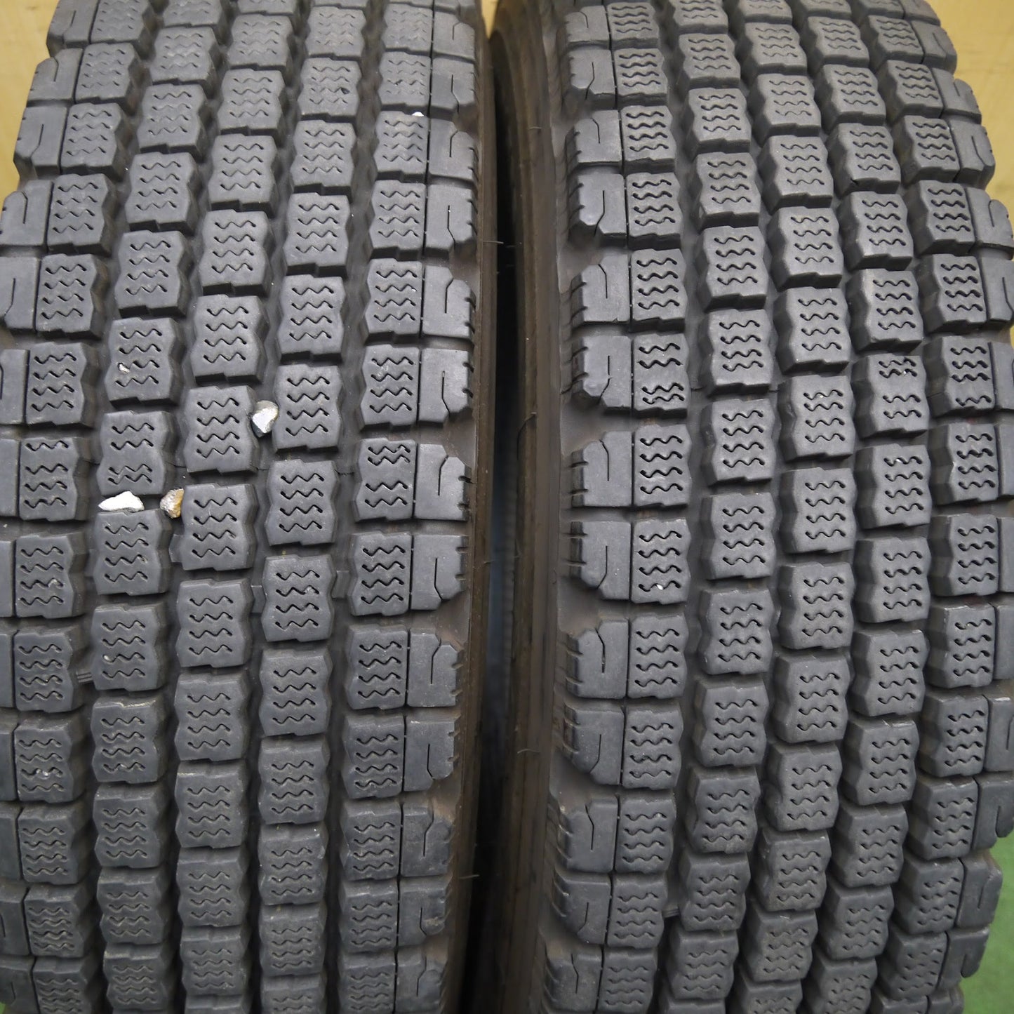[送料無料]バリ溝！22年！9.5分★トラック タイヤ 225/80R17.5 123/122L スタッドレス ブリヂストン W910 17.5インチ★3041812クスタ