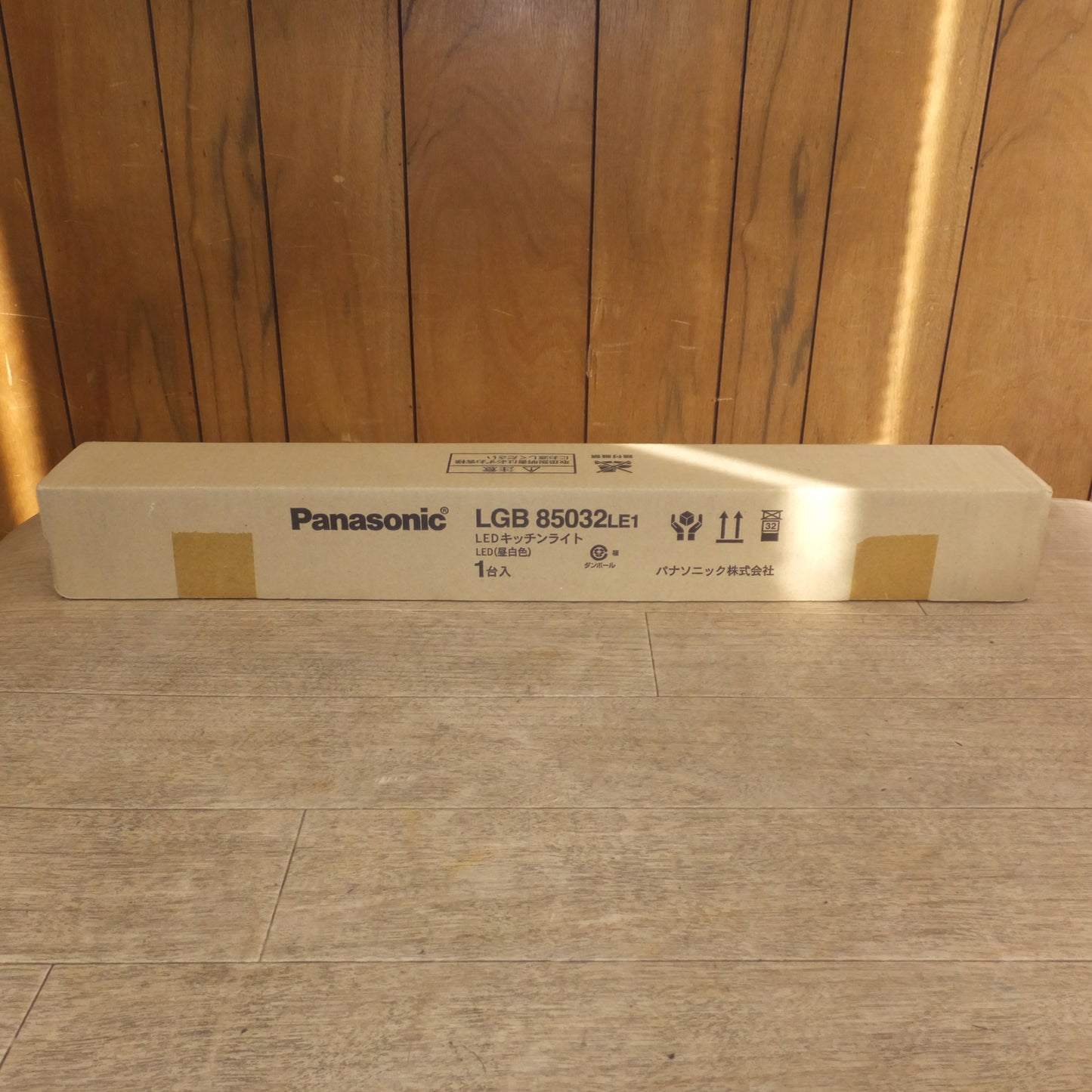 [送料無料]未使用★パナソニック Panasonic LEDキッチンライト LGB85032 LE1 LED 昼白色 1台入(2)★