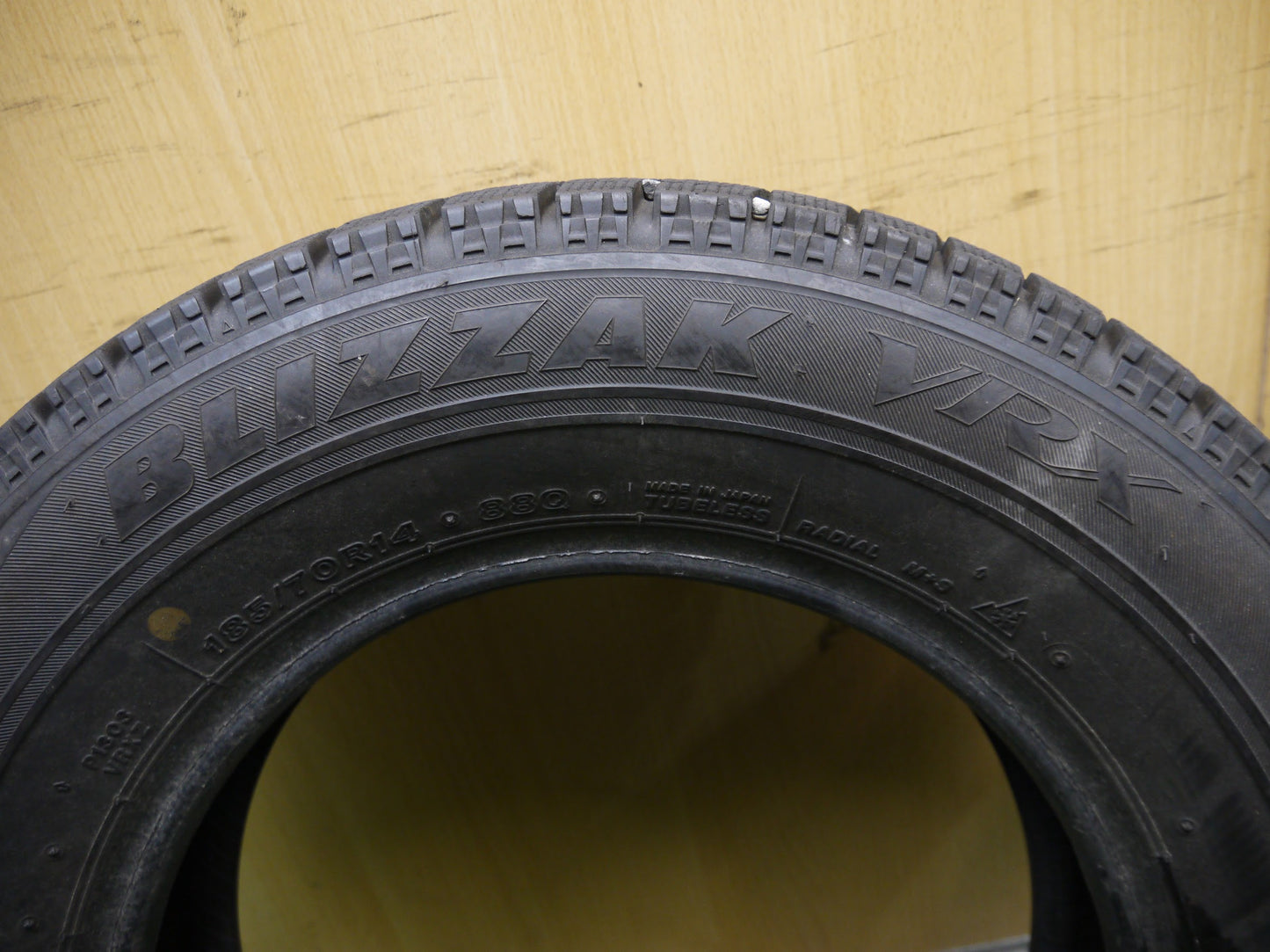 [送料無料]バリ溝！9分★スタッドレス 185/70R14 ブリヂストン ブリザック VRX タイヤ 14インチ ノート アクア カローラ 等★2061812ヤスタ
