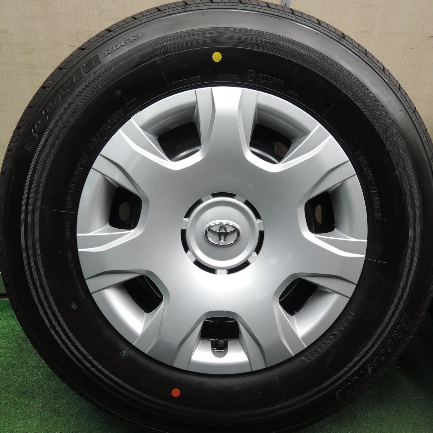 *送料無料* 新車外し！23年★トヨタ 200系 ハイエース 純正 スチール 195/80R15 107/105N ブリヂストン エコピア RD613 PCD139.7/6H★4022503HAノ