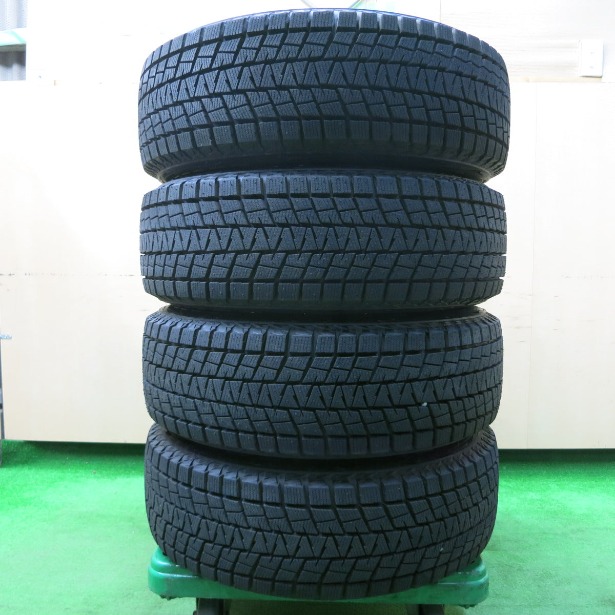 *送料無料*超バリ溝！22年！ほぼ10分★スタッドレス 215/65R16 ブリヂストン ブリザック DM-V1 FEID 100 114.3/5H マルチ★4010308イス