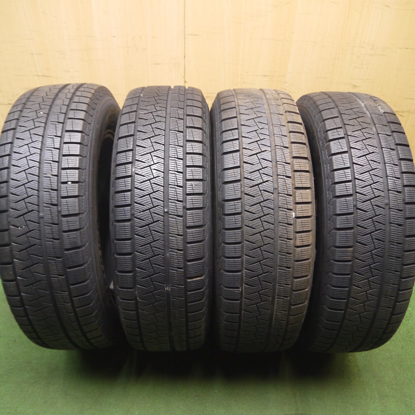 [送料無料]バリ溝！9.5分以上★makina ISOTTA ECCITA LFM517 225/65R17 スタッドレス ピレリ アイスアシンメトリコ マキナイゾッタ PCD114.3/5H★3091204Hス