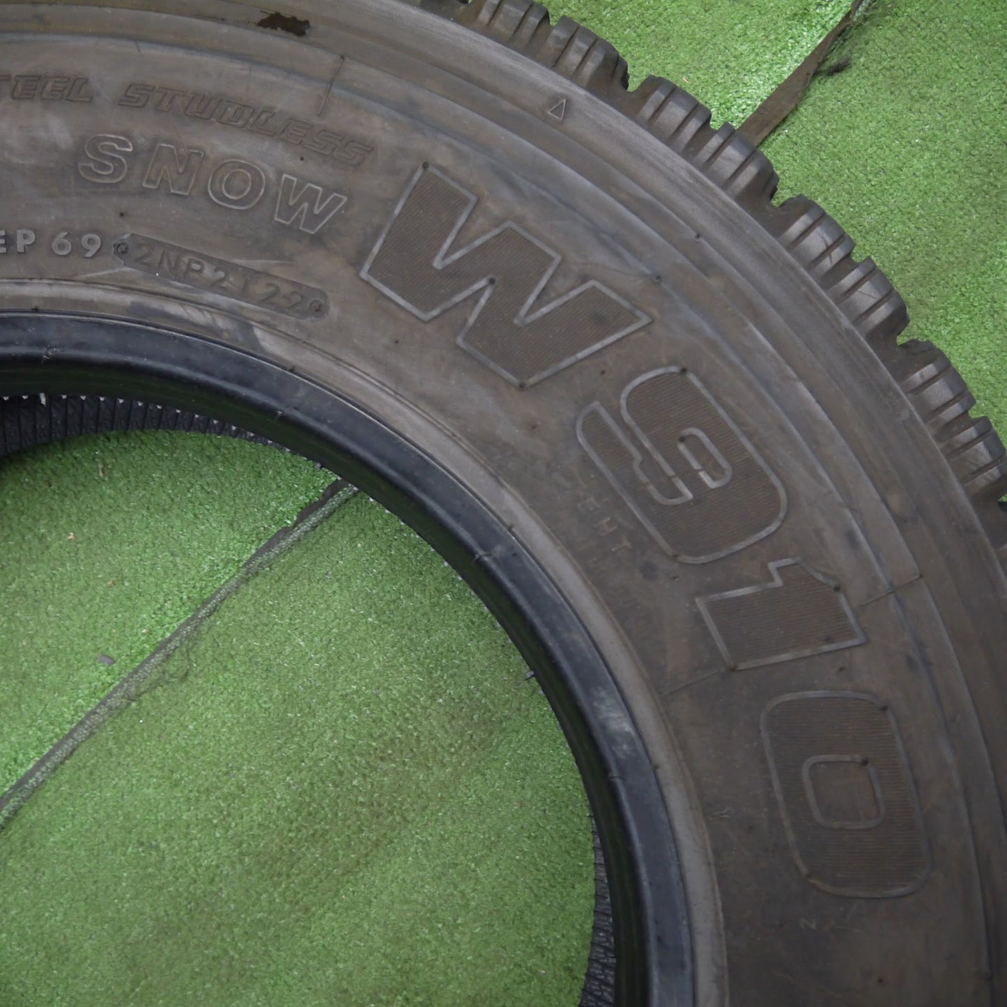 [送料無料]バリ溝！22年！9.5分★トラック タイヤ 225/80R17.5 123/122L スタッドレス ブリヂストン W910 17.5インチ★3041812クスタ