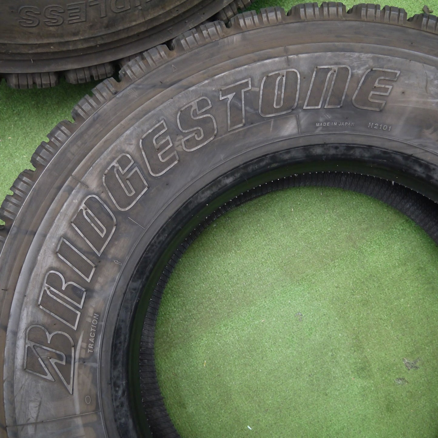 [送料無料]バリ溝！22年！9分★トラック タイヤ 225/80R17.5 123/122L スタッドレス ブリヂストン W910 17.5インチ★3041811クスタ