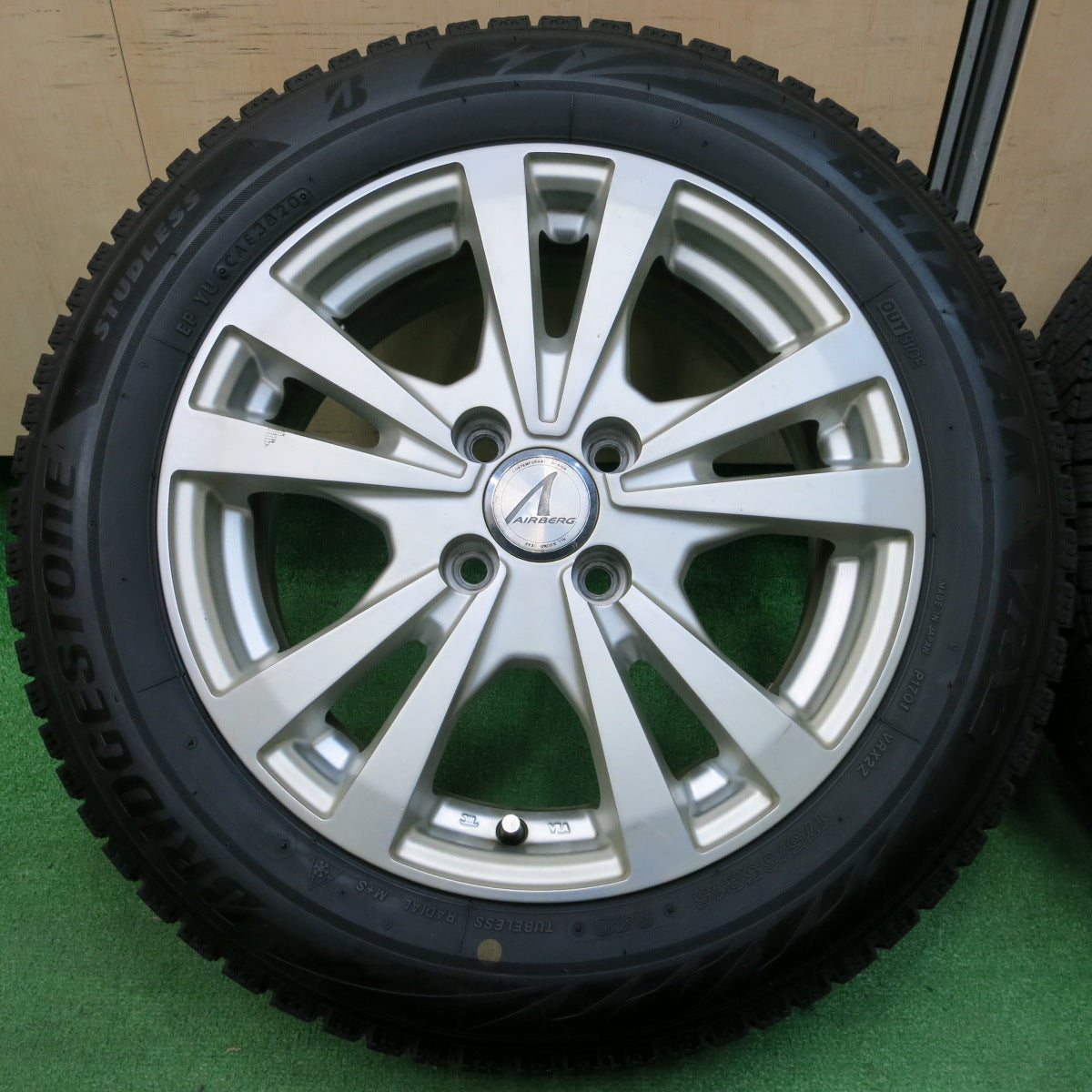 *送料無料*4本価格！20年★スタッドレス 175/65R15 ブリヂストン ブリザック VRX2 AIRBERG エアベルグ 15インチ PCD100/4H★4011703イス