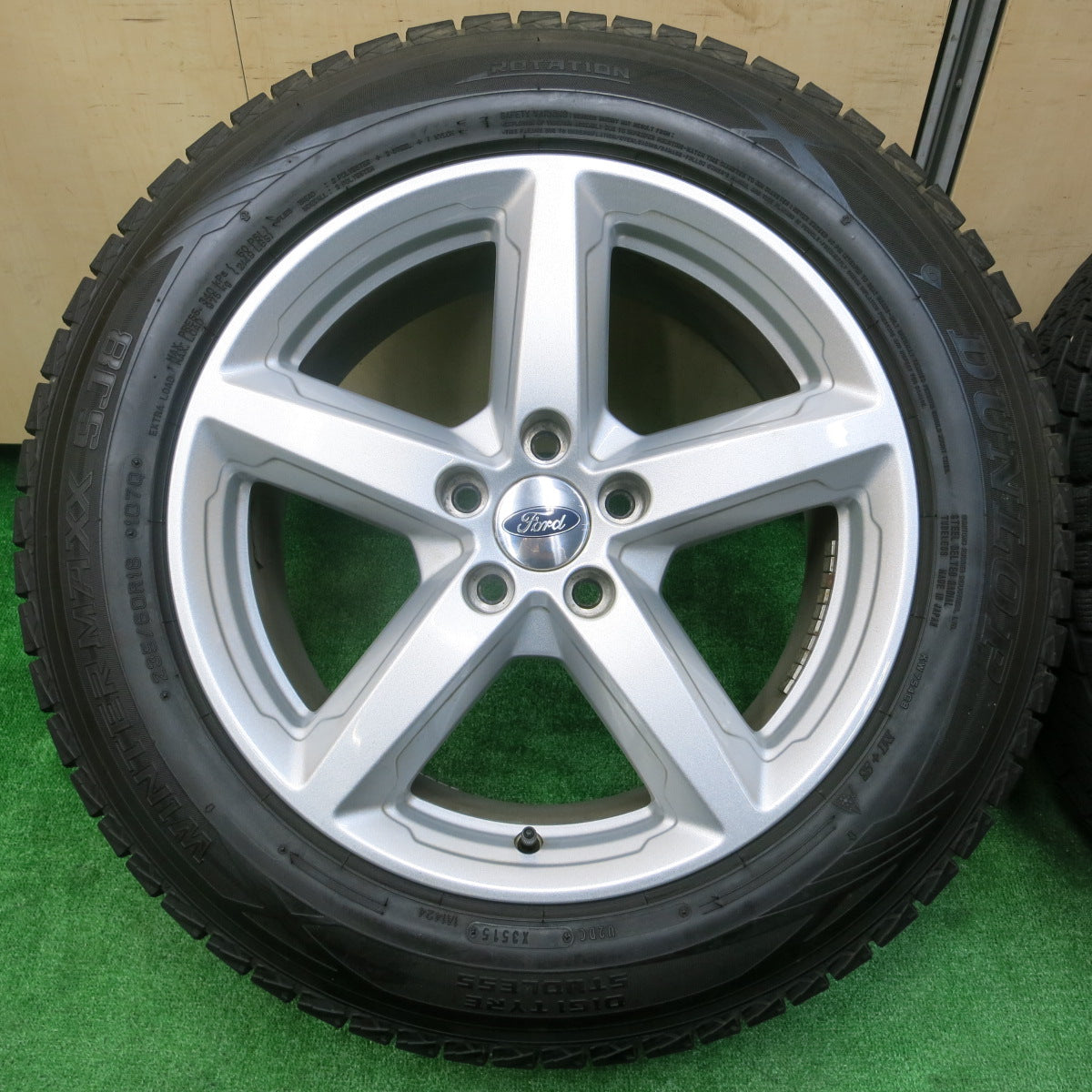 *送料無料*バリ溝！キレイ！9.5分★フォード エクスプローラー 純正 235/60R18 スタッドレス ダンロップ ウインターマックス SJ8 PCD114.3/5H★3111105イス