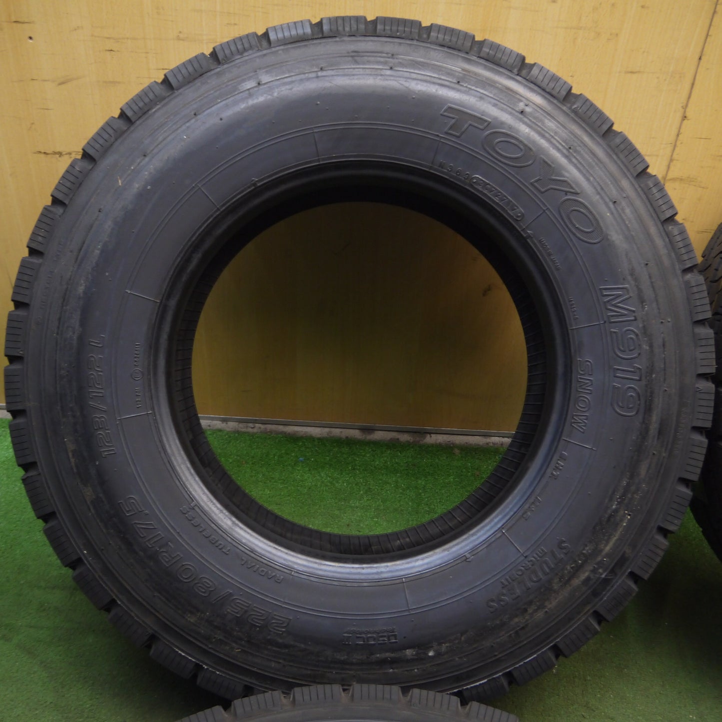 *送料無料*未使用！21年★トラック 再生 タイヤ 225/80R17.5 123/122L トーヨー M919 ベース TOKO M317 17.5インチ★3122818KKスタ