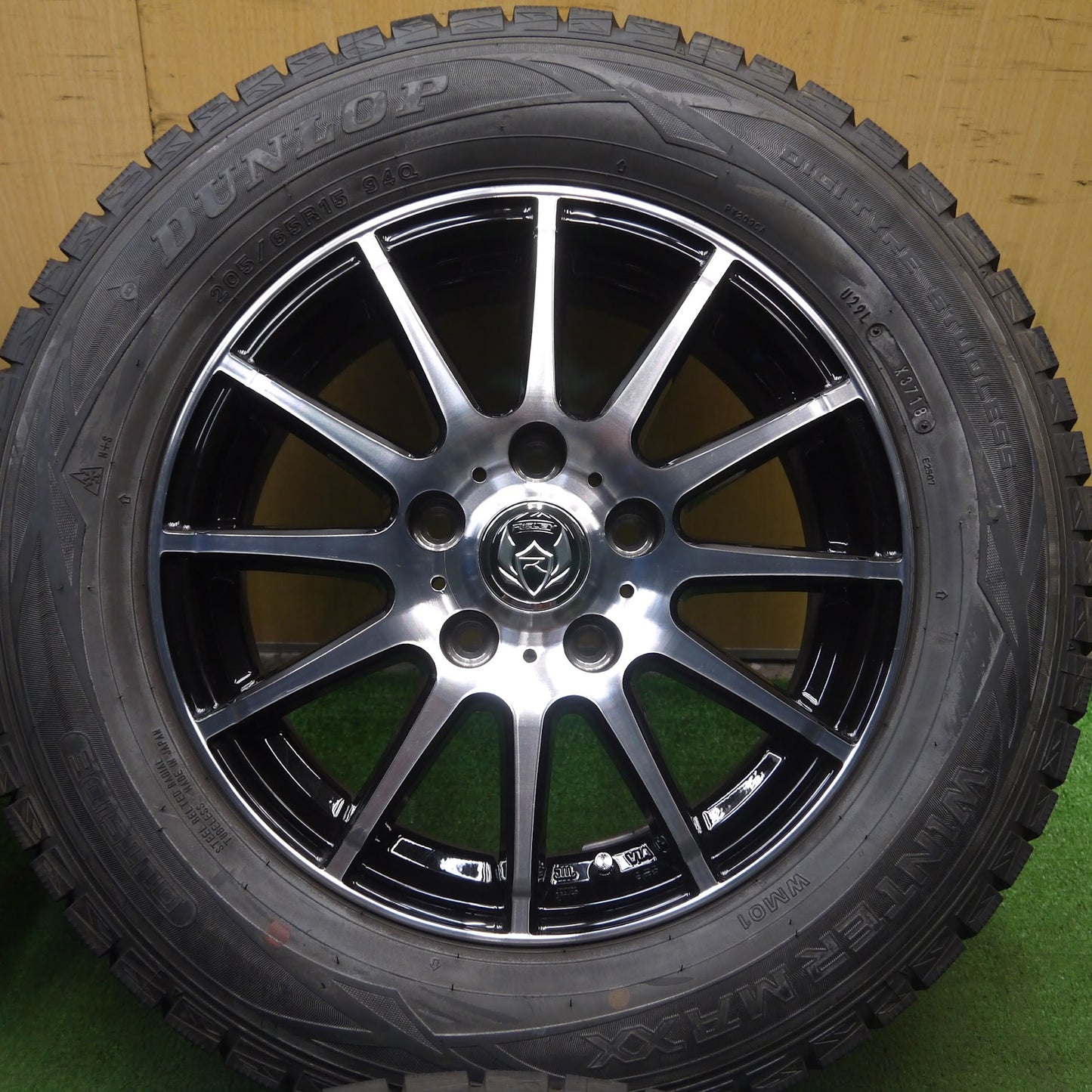 [送料無料]バリ溝！キレイ！9.5分以上★スタッドレス 205/65R15 ダンロップ ウインターマックス WM01 RiZLEY ライツレー 15インチ PCD114.3/5H★3071804KKス