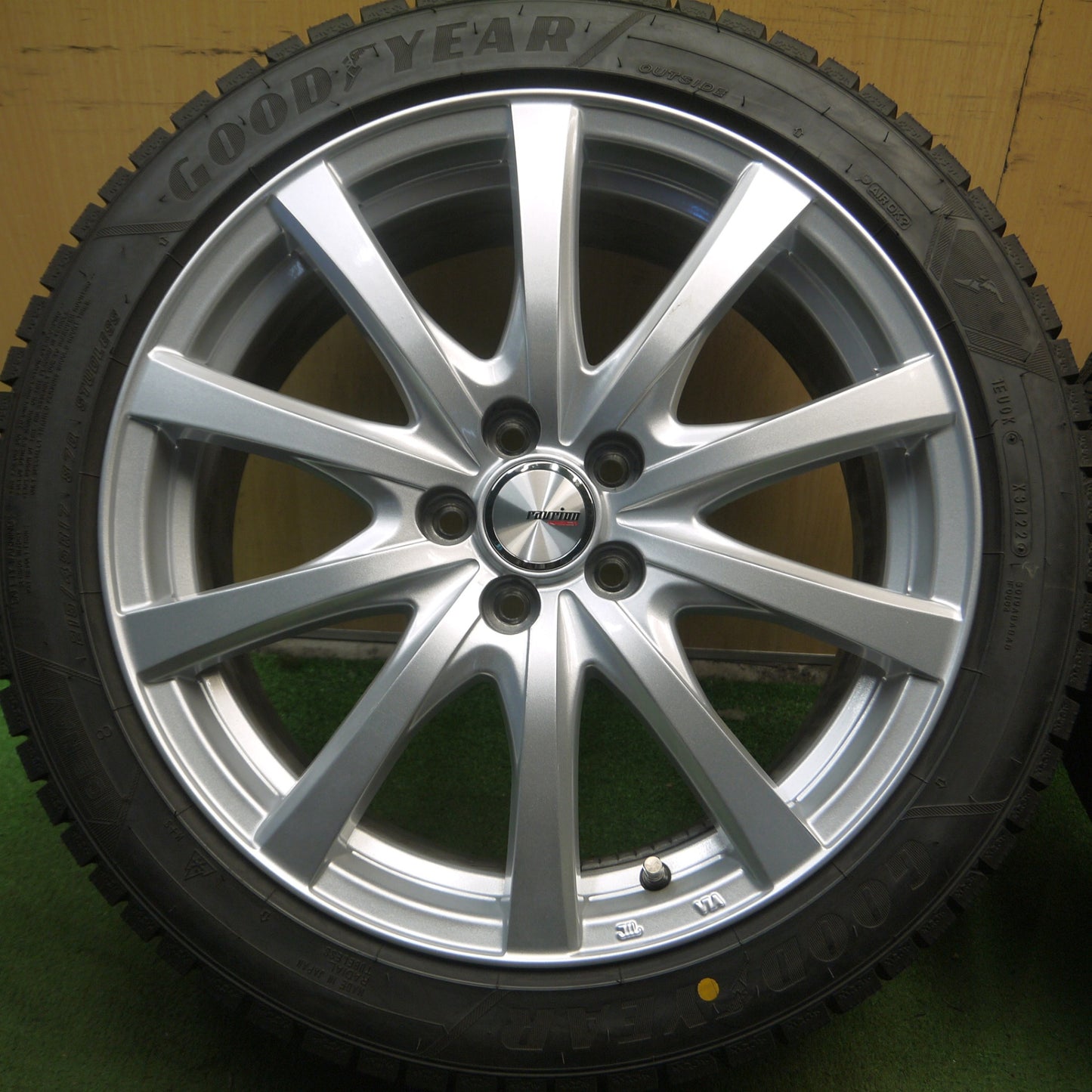 *送料無料* バリ溝！22年！綺麗！9.5分以上★86 BRZ等 215/45R17 スタッドレス グッドイヤー アイスナビ8 ravrion RS01 ラブリオン 17インチ PCD100/5H★4030606Hス