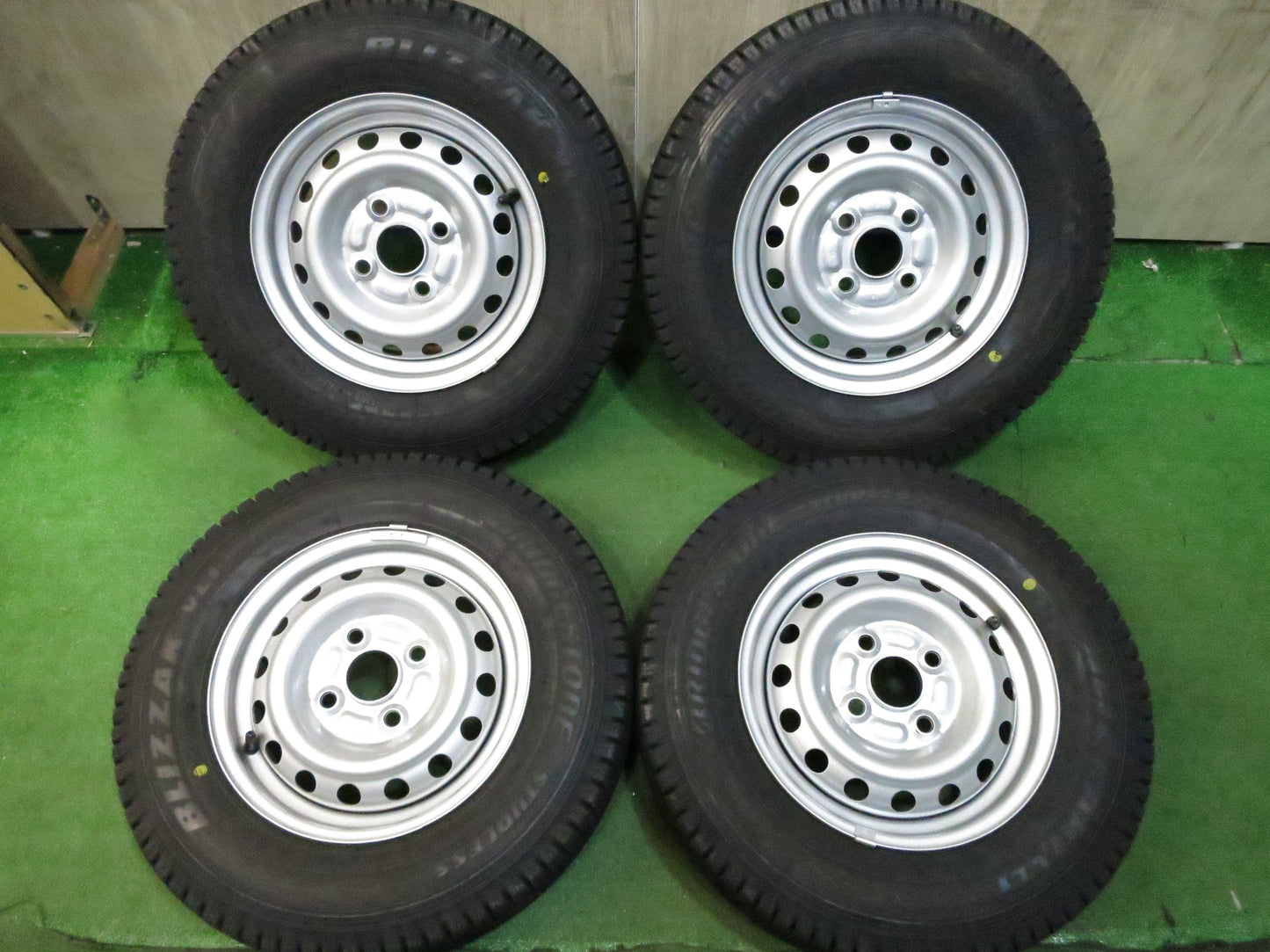 [送料無料]バリ溝！20年！キレイ！9.5分★スタッドレス 145R12 6PR ブリヂストン ブリザック VL1 スチール ホイール PCD100/4H★3022202Hス