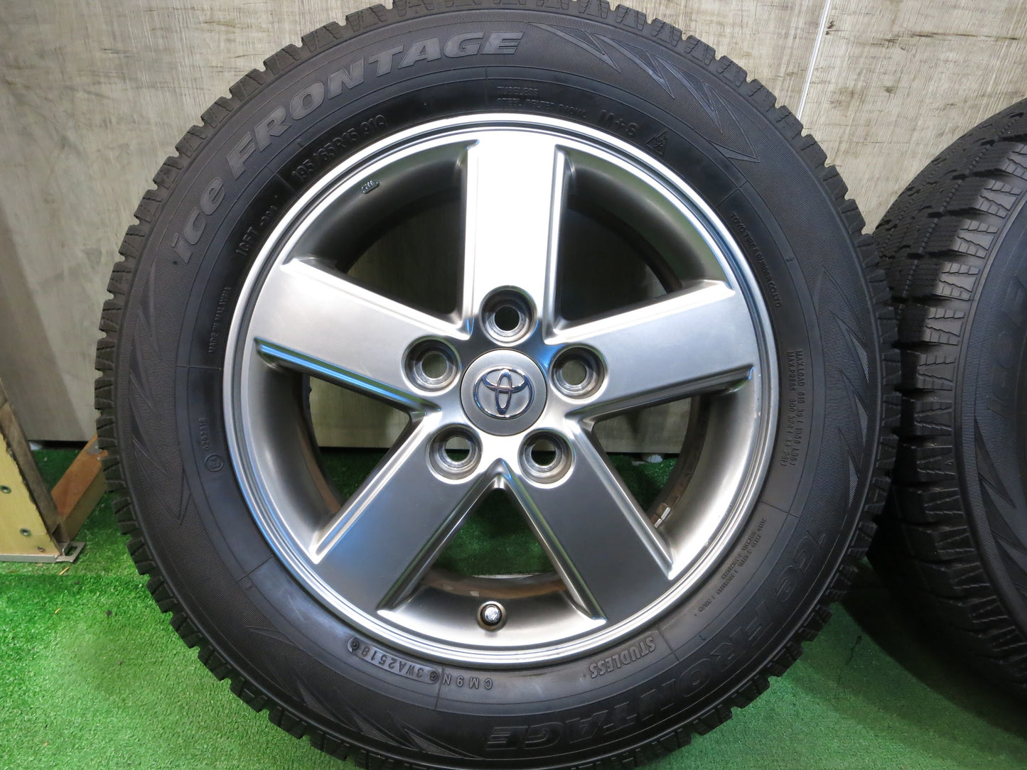 [送料無料]バリ溝！18年！キレイ！ほぼ10分★トヨタ 60系 ヴォクシー 純正 195/65R15 スタッドレス ice FRONTAGE アイスフロンテージ PCD114.3/5H★2111804Hス