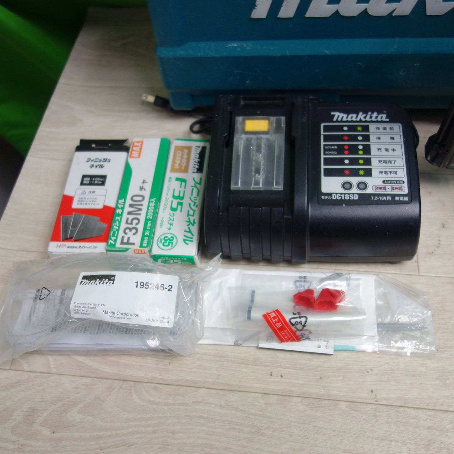 [送料無料] 付属品付き☆マキタ 35mm 充電式 面木 釘打 FN350D 釘打機 釘打ち機 充電器 DC18SD 電動 工具☆