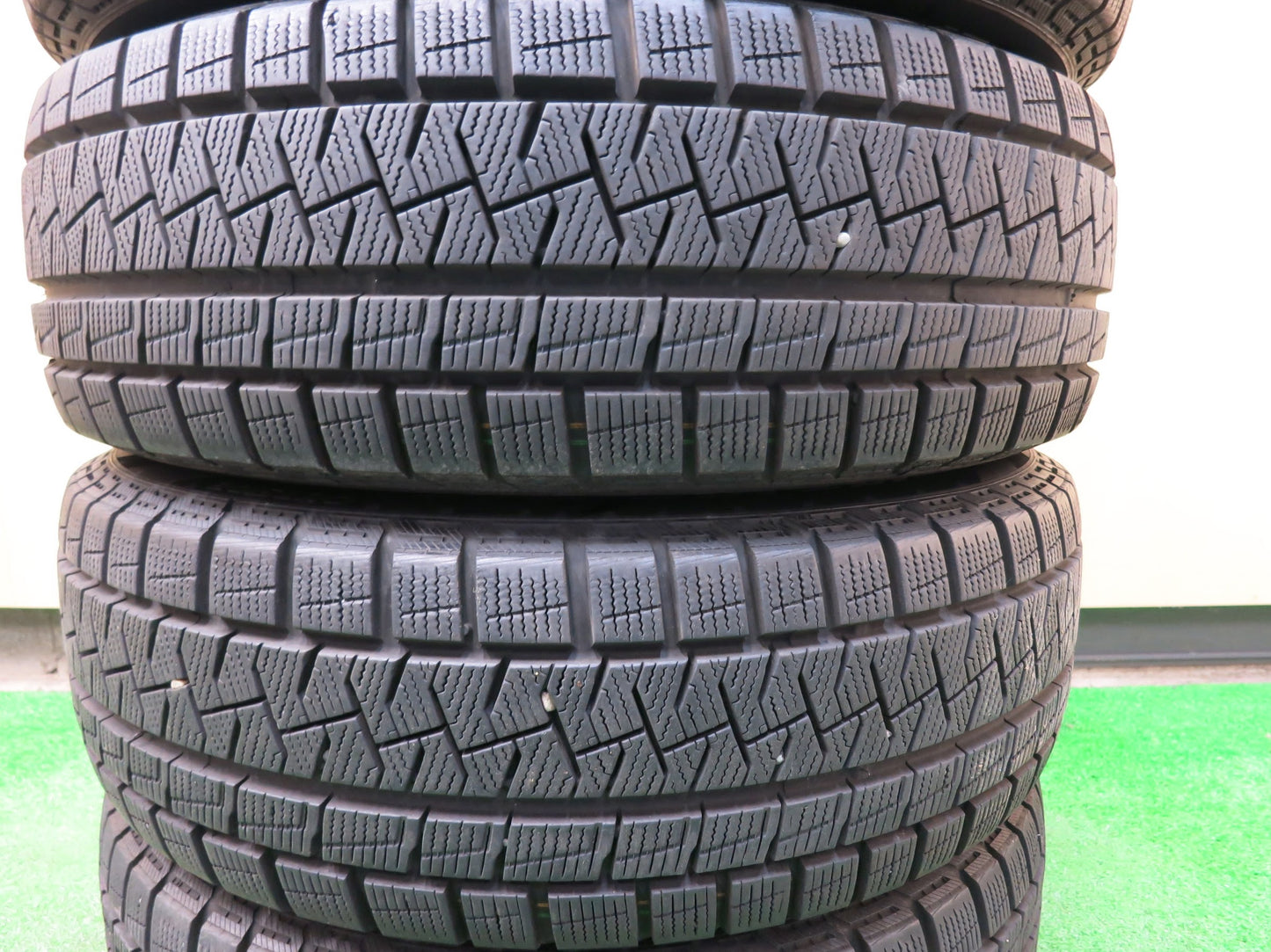 [送料無料]バリ溝！18年！9分★スタッドレス 175/65R15 ピレリ アイスアシンメトリコ プラス タイヤ 15インチ アクア ヴィッツ フィット キューブ等★2120301ヒスタ