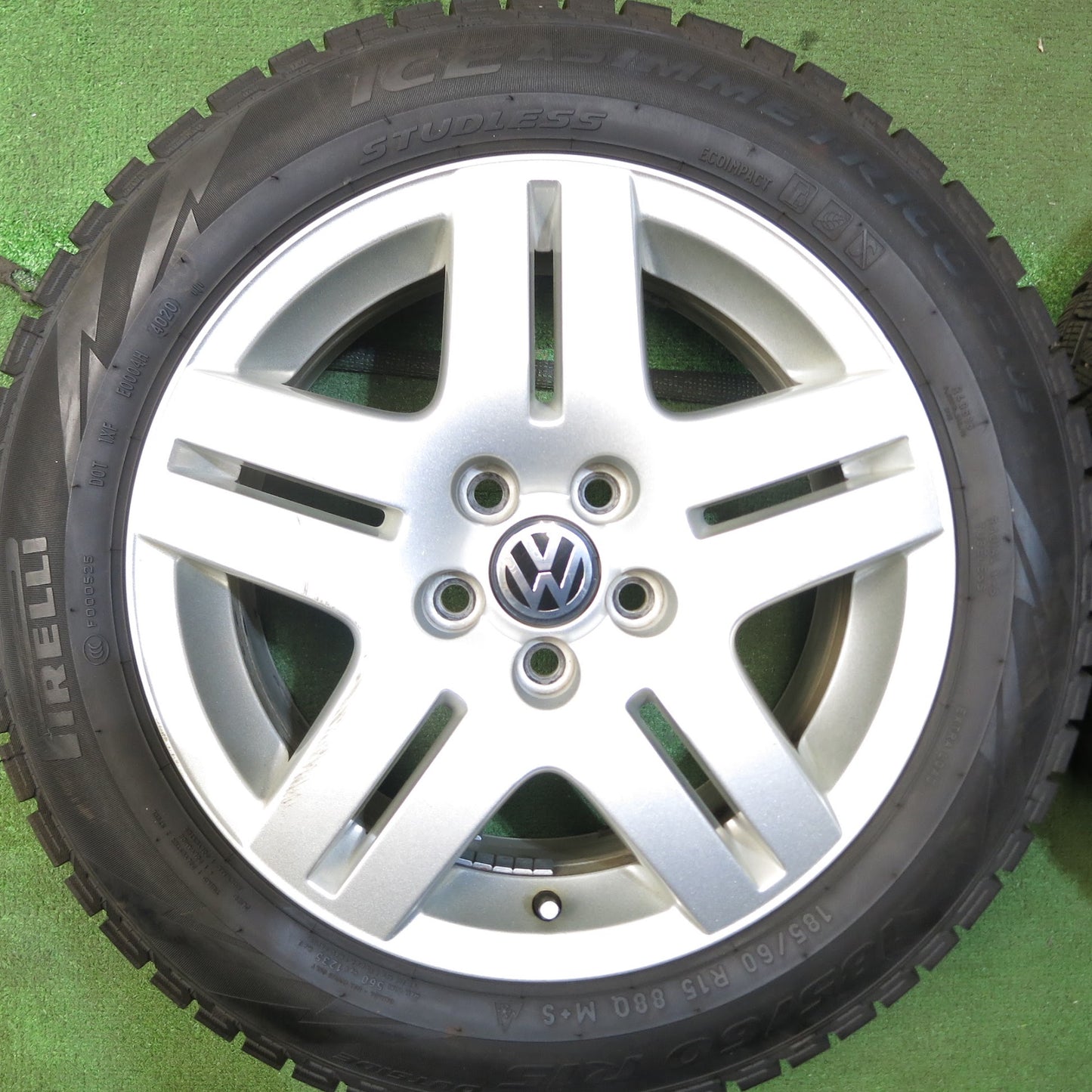 [送料無料]バリ溝！20年！キレイ！9.5分★ワーゲン ポロ 純正 185/60R15 スタッドレス ピレリ アイスアシンメトリコ プラス 15インチ PCD100/5H★3051205Hス