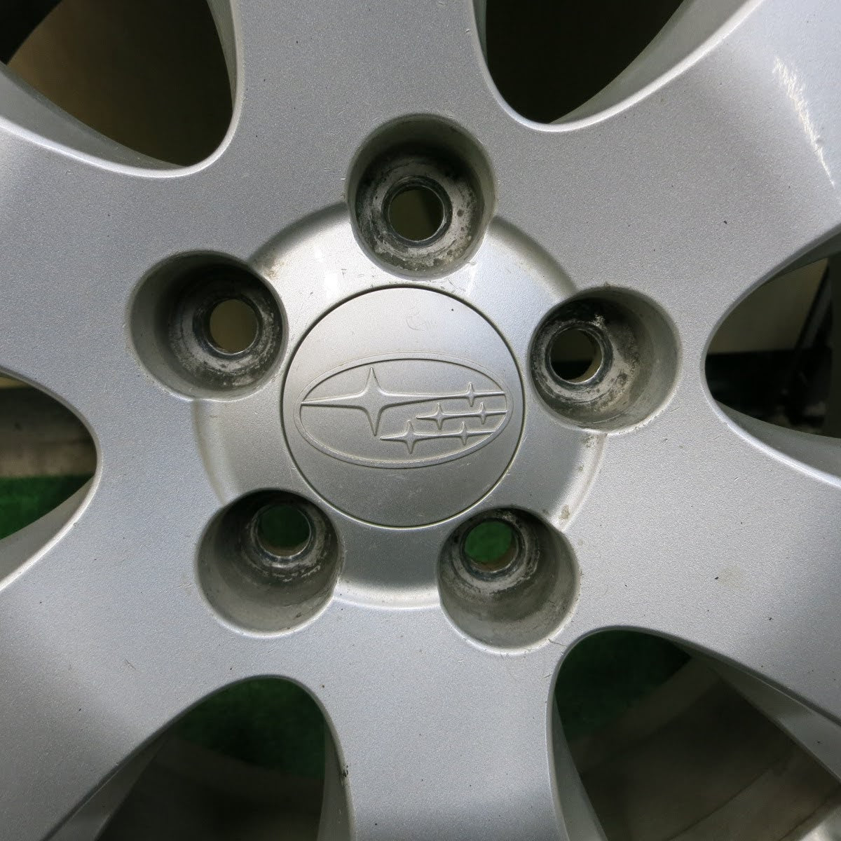 [送料無料]バリ溝！9.5分★スバル レガシィ アウトバック 純正 225/60R17 スタッドレス ダンロップ グラントレック SJ7 17インチ PCD100/5H★3062601イス