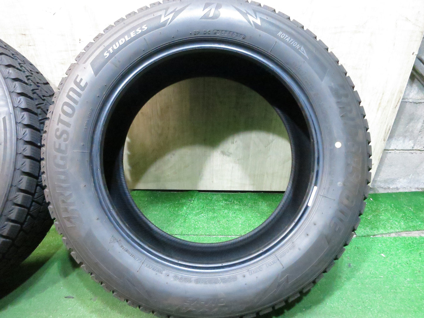 [送料無料]バリ溝！20年！9.5分★スタッドレス 235/60R18 ブリヂストン ブリザック DM-V3 タイヤ 18インチ レクサス NX RX CR-V 等★3021712Hスタ