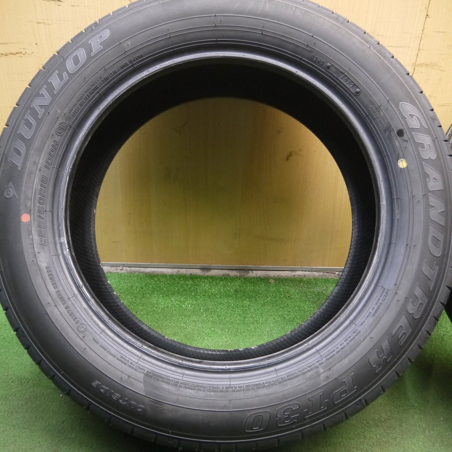 *送料無料*新車外し！23年★225/60R18 ダンロップ グラントレック PT30 タイヤ 18インチ ハリアー RAV4 等★3121908Hノタ