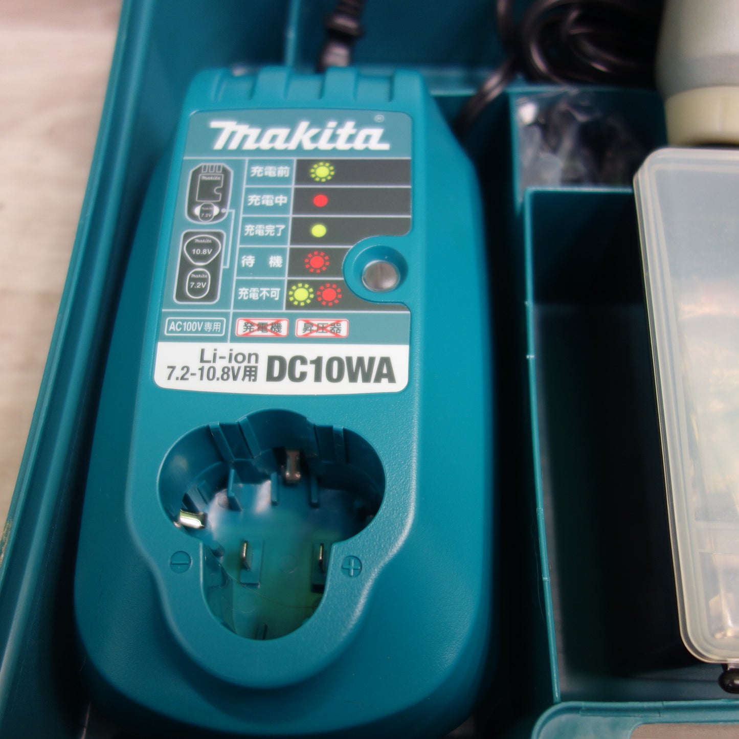 *送料無料*美品！付属品付き☆マキタ 充電式 インパクトドライバ TD090DWXW 電動 工具 充電器 DC10WA☆