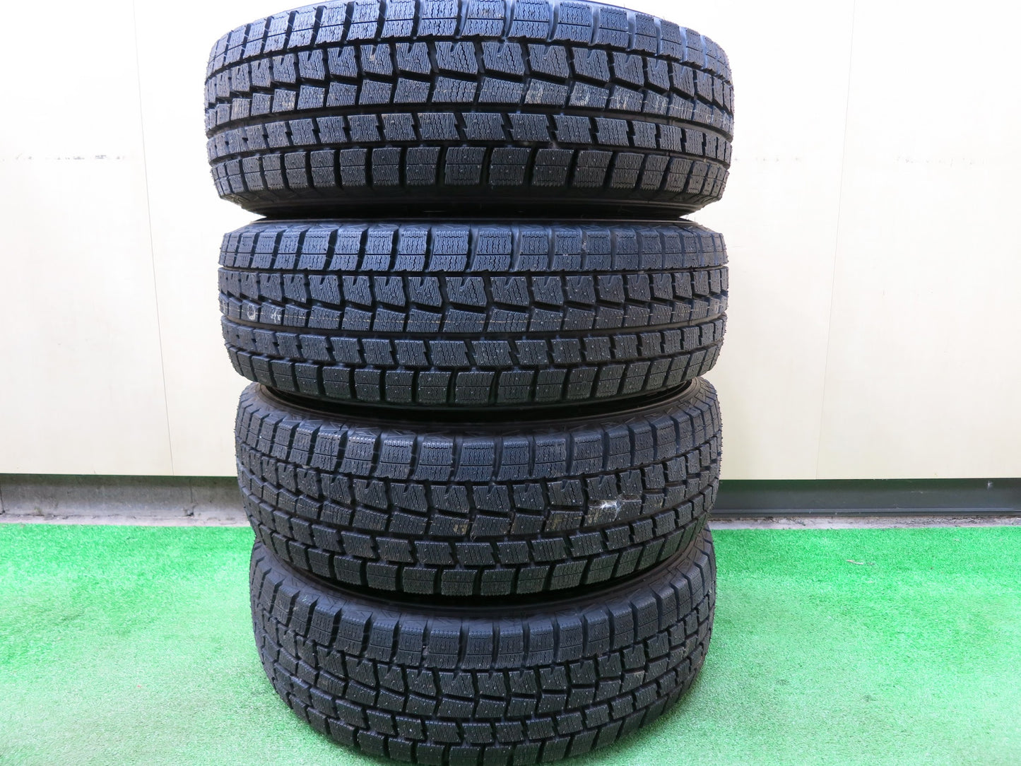[送料無料]タイヤほぼ未使用！キレイ★スタッドレス 185/70R14 ダンロップ ウインターマックス WM01 RACING FORCE RF 14インチ PCD100/4H★2122808ヒス