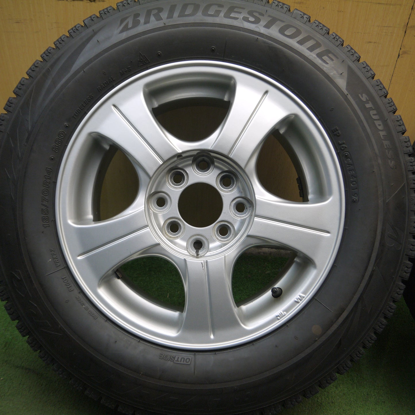 *送料無料*バリ溝！9.5分★スタッドレス 185/70R14 ブリヂストン ブリザック VRX2 社外 アルミ 14インチ PCD100 114.3/4H マルチ★4012304Hス