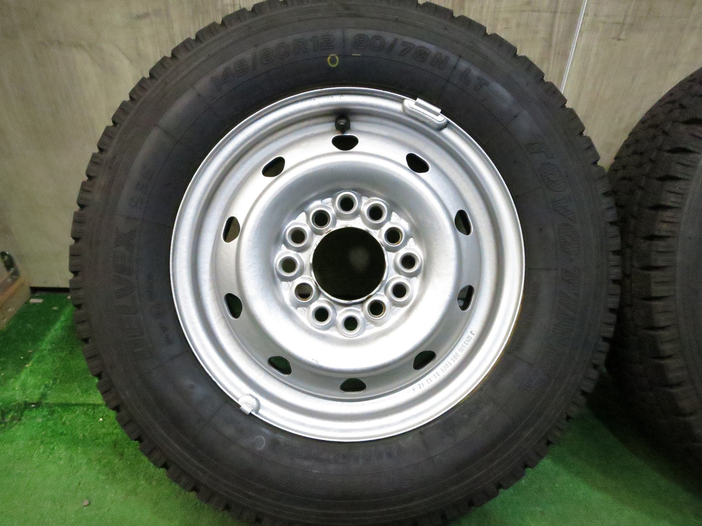 [送料無料]バリ溝！22年！ほぼ10分★スタッドレス 145/80R12 80/78N トーヨー デルベックス 935 スチール ホイール PCD100 110 114.3/4H マルチ★3022203Hス