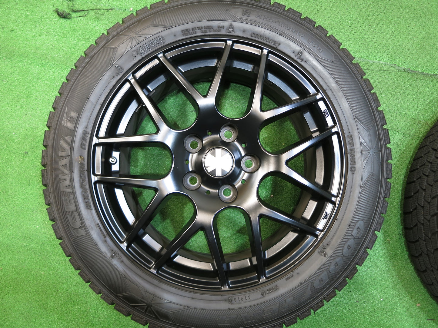 [送料無料]バリ溝！18年！キレイ！9.5分以上★ミニ 等 225/55R17 スタッドレス グッドイヤー アイスナビ6 社外 アルミ ホイール 17インチ PCD120/5H★2101802Hス