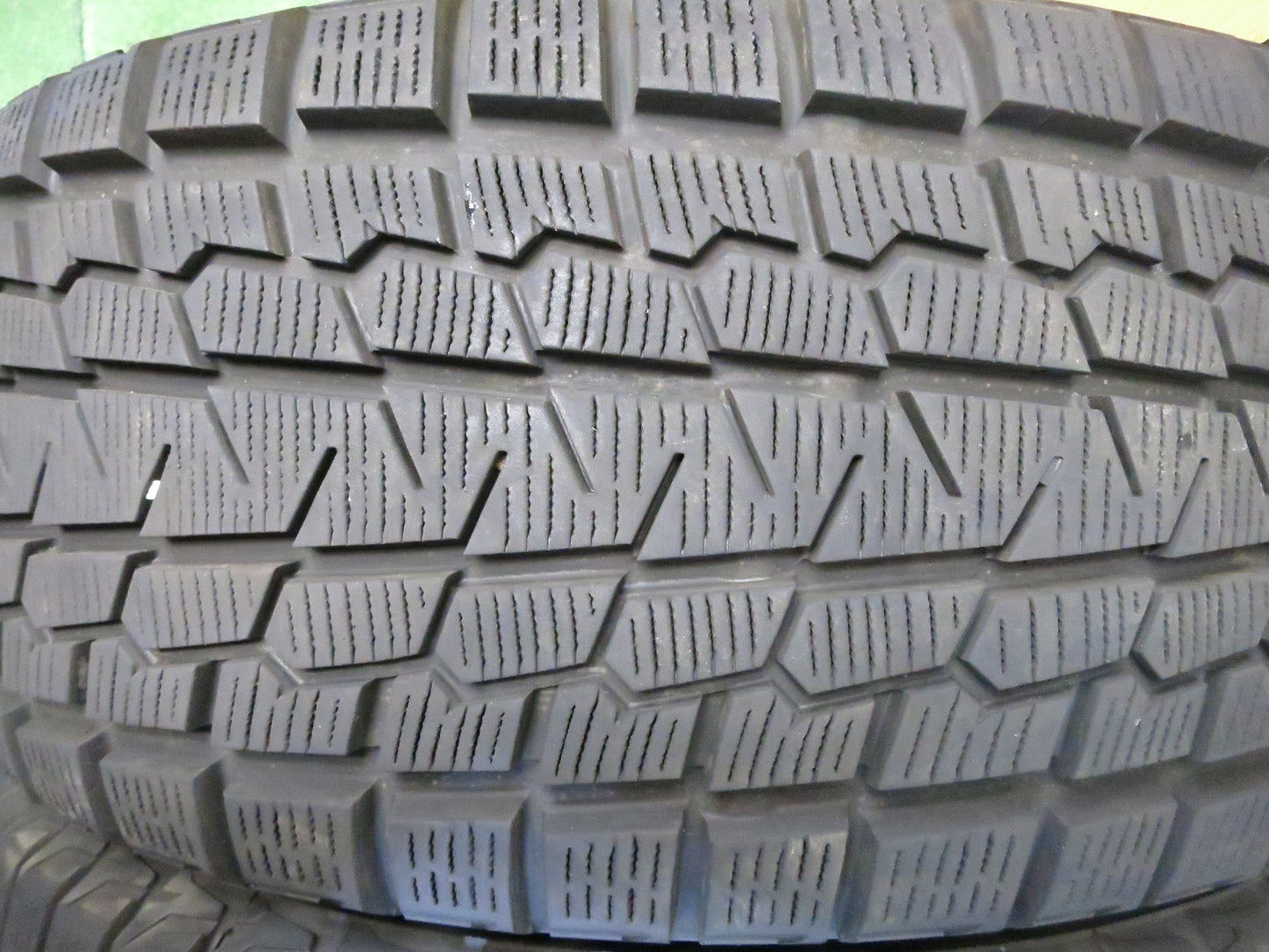 [送料無料]バリ溝！20年！キレイ！9.5分★ボルボ 等 TECMAG 235/55R18 スタッドレス ヨコハマ アイスガード G075 テクマグ 18インチ PCD108/5H★3011310Hス