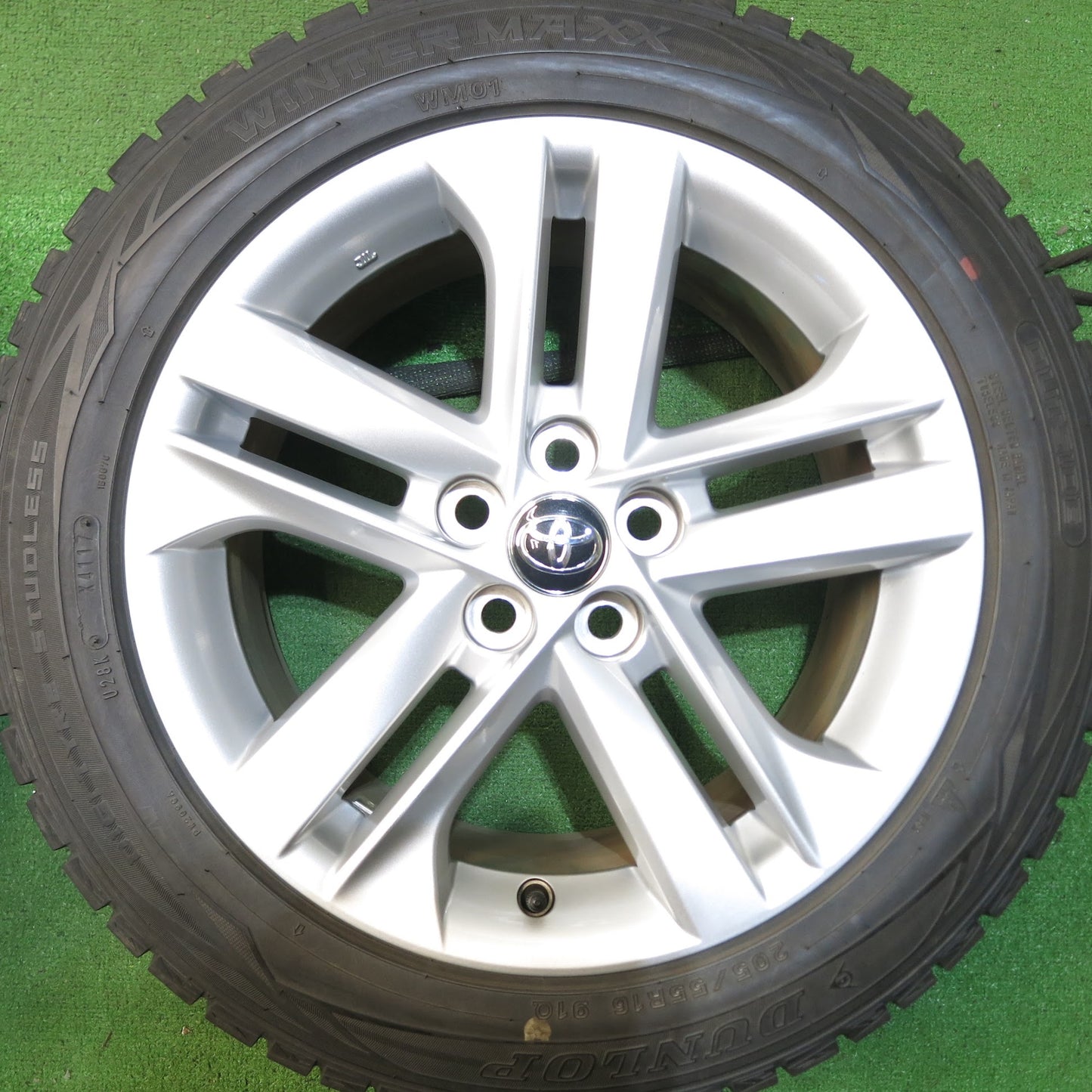 [送料無料]バリ溝！綺麗！9.5分★トヨタ カローラ スポーツ 純正 205/55R16 スタッドレス ダンロップ ウインターマックス WM01 16インチ PCD100/5H★3061305Hス