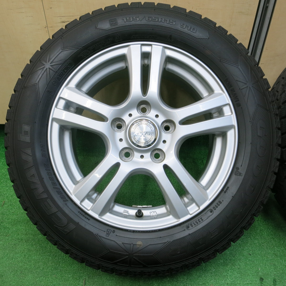 *送料無料*バリ溝！キレイ！9分★スタッドレス 195/65R15 グッドイヤー アイスナビ6 JOKER ジョーカー 15インチ PCD114.3/5H★3120604イス