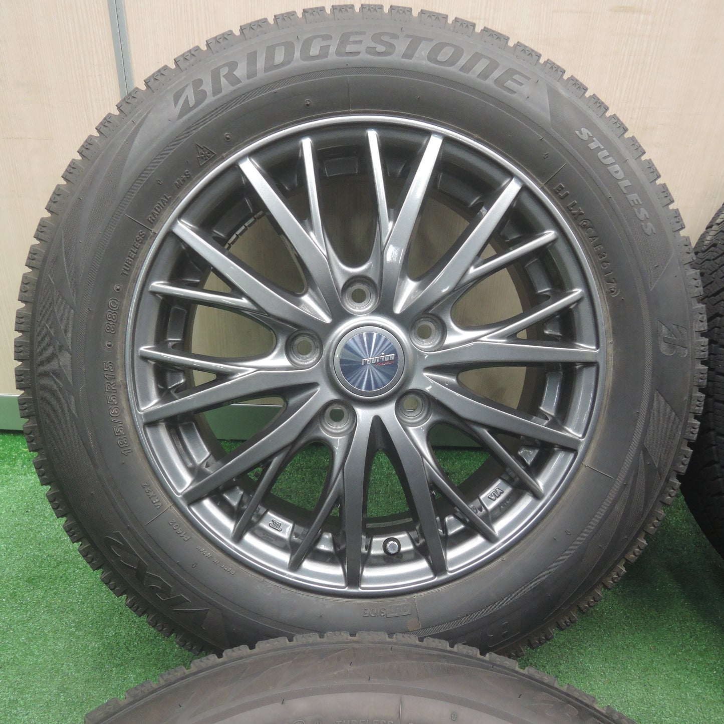 *送料無料*バリ溝！キレイ！8.5分★スタッドレス 185/65R15 ブリヂストン ブリザック VRX2 ravrion RM01 ラブリオン 15インチ PCD114.3/5H★3111302SYス