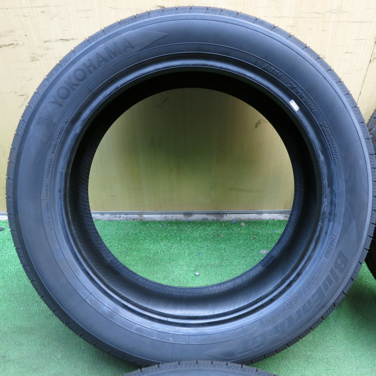 *送料無料* 新車外し！23年★205/55R17 ヨコハマ BluEarth-GT ブルーアースGT タイヤ 17インチ ノア ヴォクシー等★4022205KKノタ
