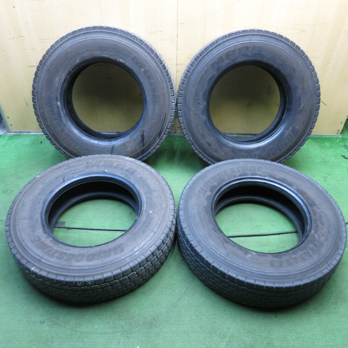 送料無料* バリ溝！23年！9.5分☆トラック タイヤ 225/80R17.5 123