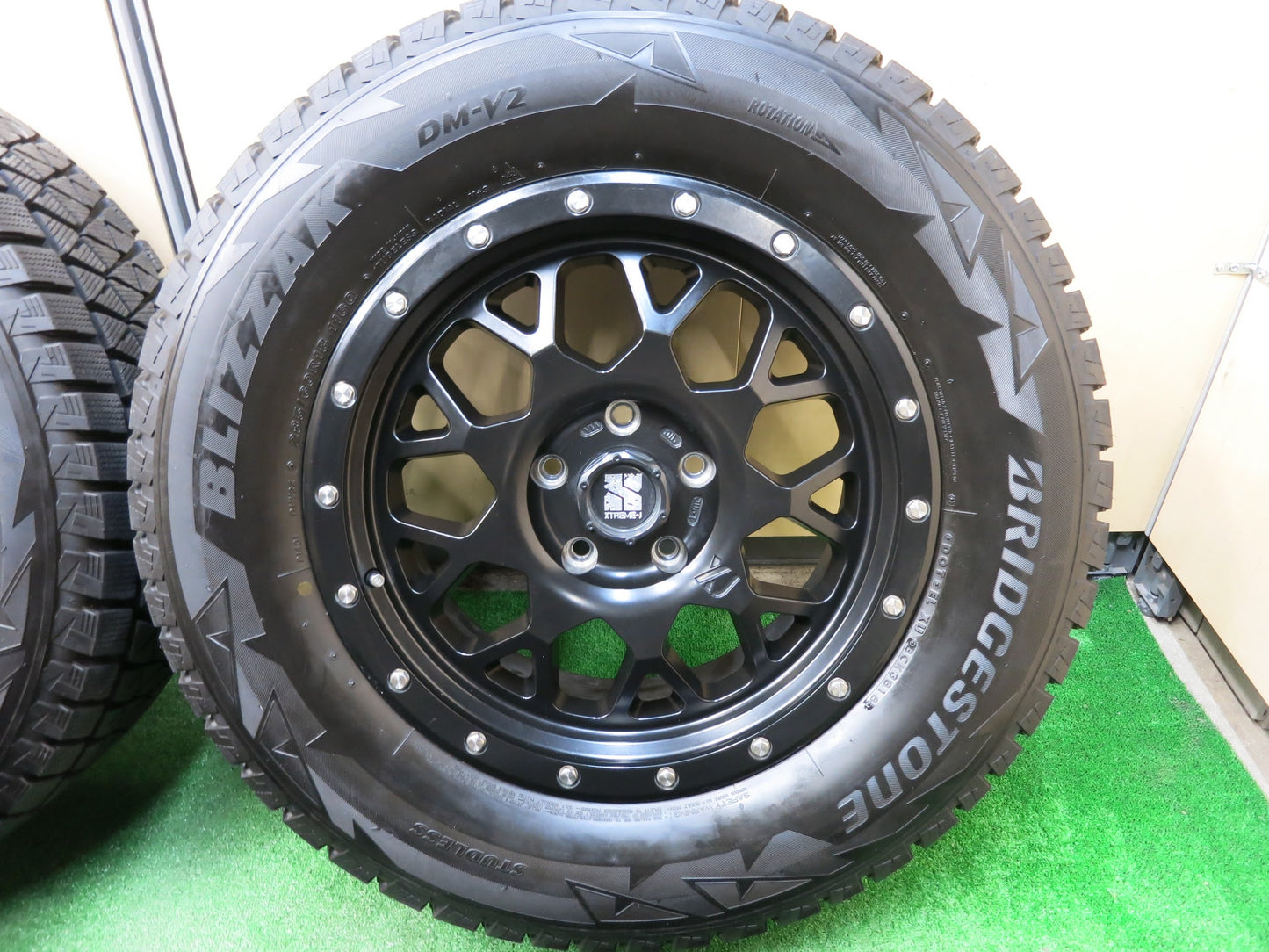 [送料無料]バリ溝 18年！9.5分以上★ジープ 等 XTREME-J XJ04 285/60R18 スタッドレス ブリヂストン ブリザック DM-V2 エクストリームJ PCD127/5★2122002ヒス