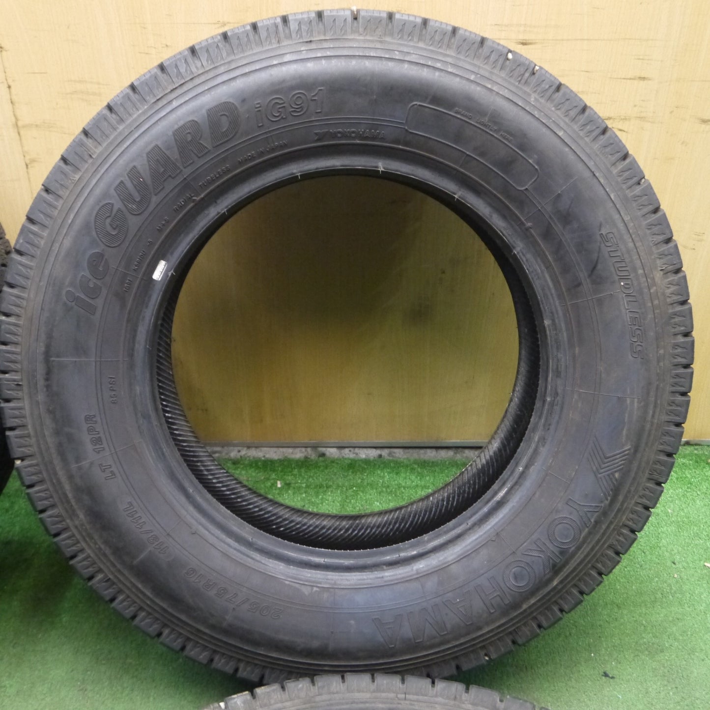 *送料無料* バリ溝！22年！9.5分★トラック タイヤ 205/75R16 113/111L スタッドレス ヨコハマ アイスガード iG91 16インチ★4022802KKスタ