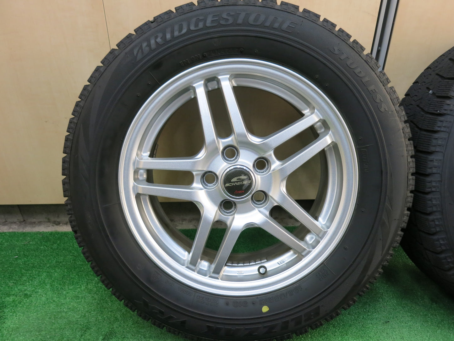 [送料無料]バリ溝！キレイ！8.5分★スタッドレス 195/65R15 ブリヂストン ブリザック VRX SCHNEIDER ATECH シュナイダー 15インチ PCD100/5H★3022503ヒス