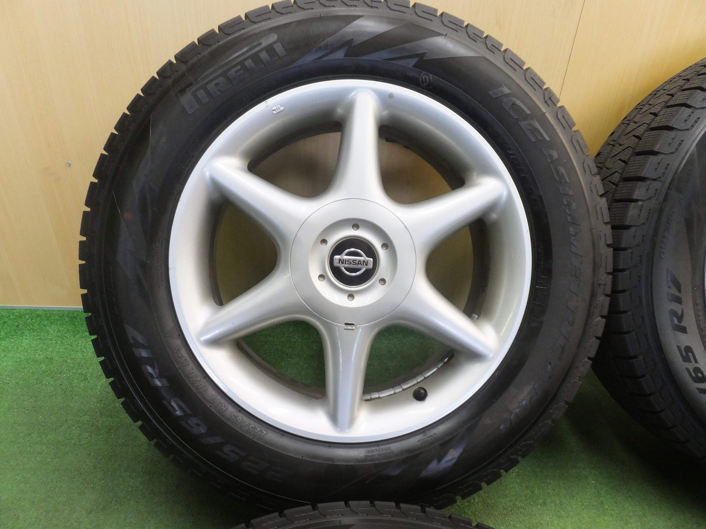 [送料無料]バリ溝！ほぼ10分★スタッドレス 日産 純正 225/65R17 ピレリ アイスアシンメトリコ プラス 17インチ★9011909スス